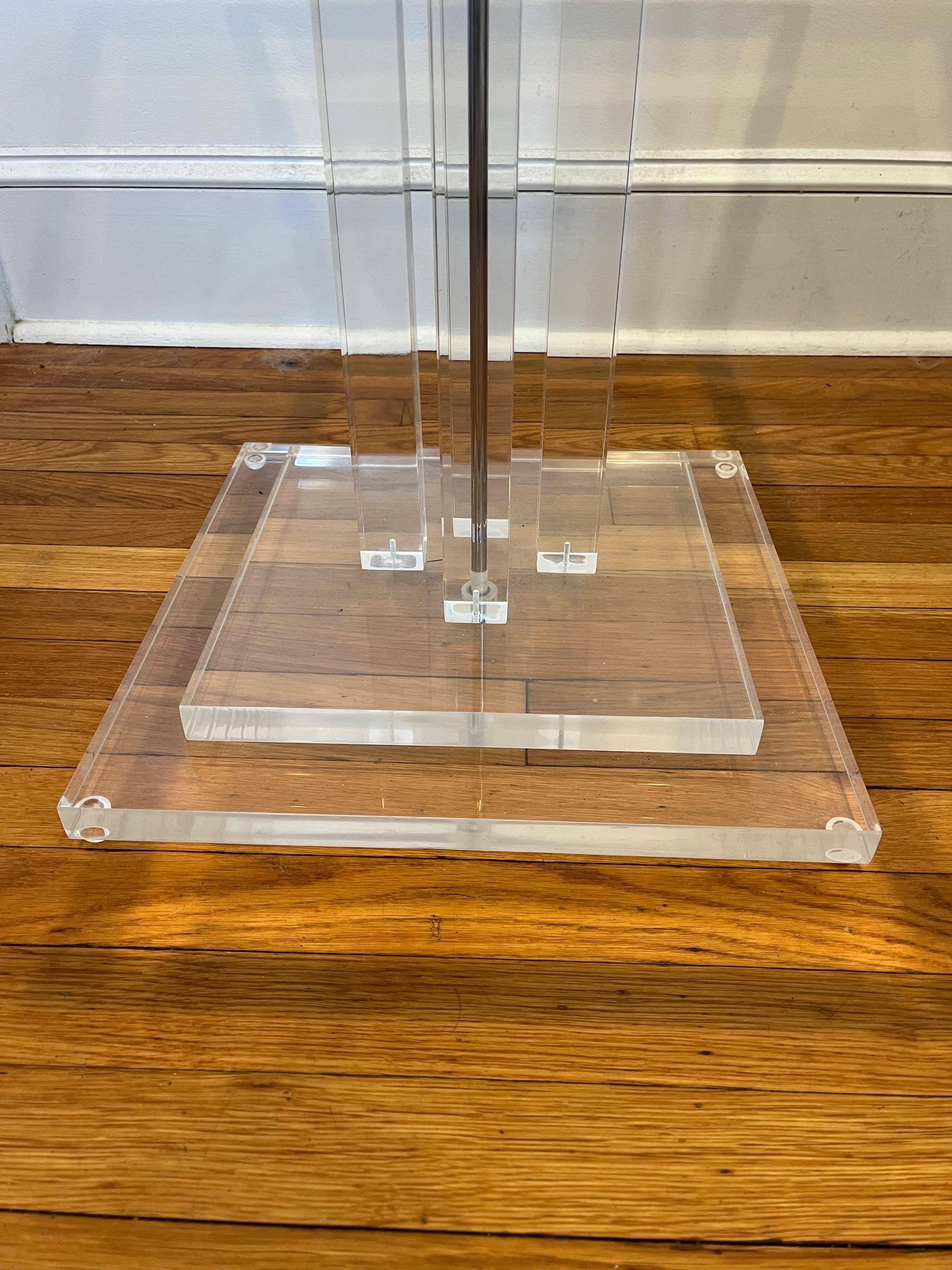 Vintage-Beistelltisch mit Wolkenkratzer aus Lucite und Glas im Angebot 1