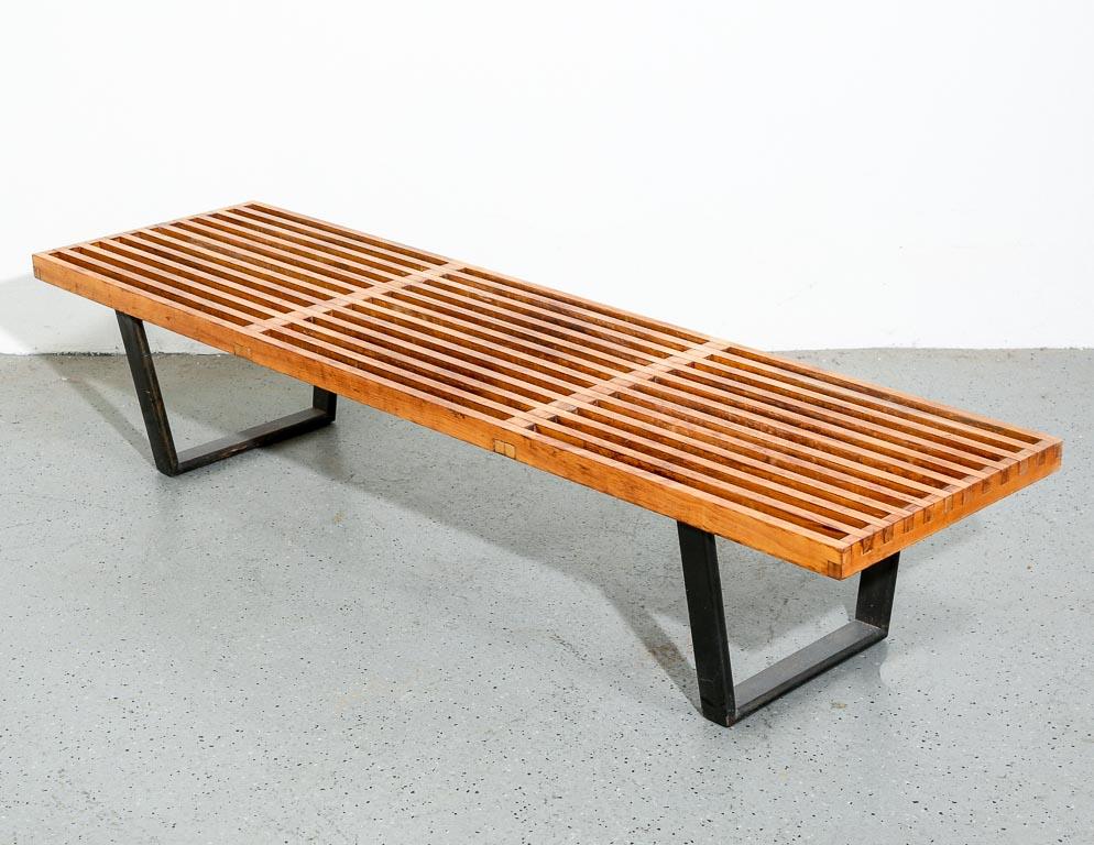 Vieux banc à lattes conçu par George Nelson pour Herman Miller. Lattes en bois dur avec base couleur ébène. En très bon état patiné.