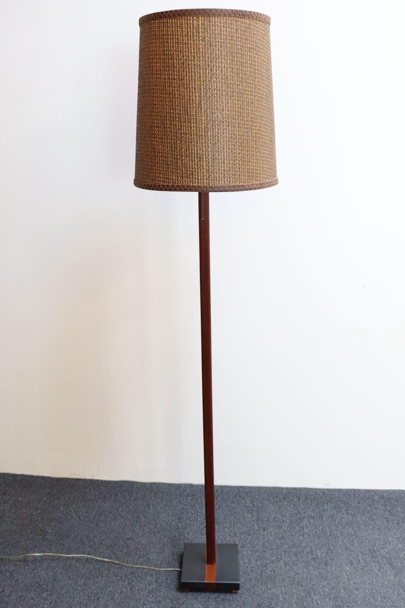 Lampada da terra vintage composta da una colonna rettangolare in teak sostenuta da una base rettangolare con piedi costruita utilizzando il processo brevettato da Harpswell House di laminazione di legno intarsiato (teak in questo caso) con ardesia