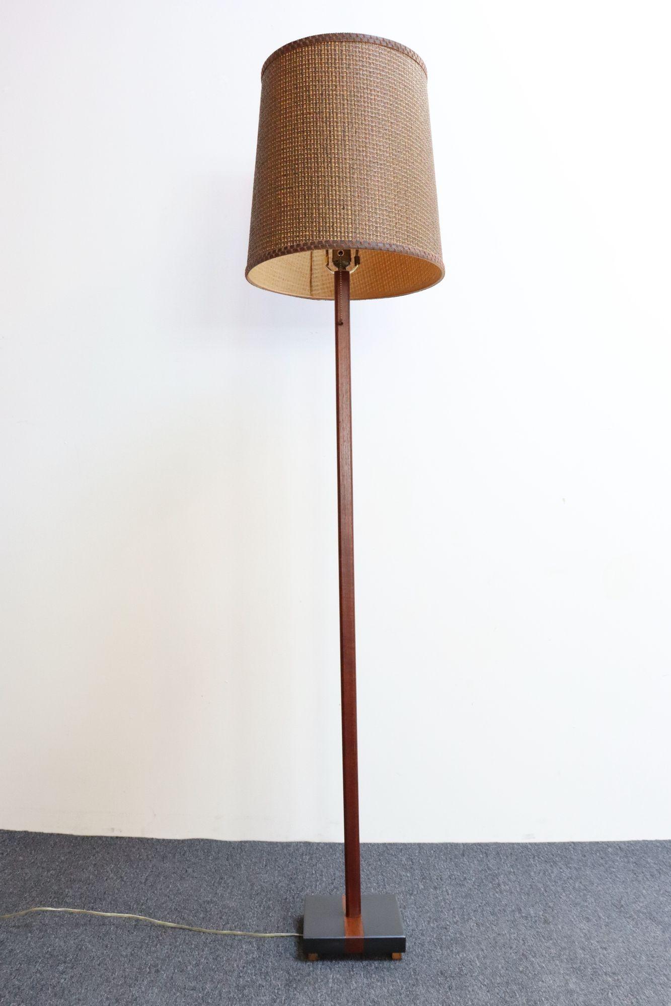 Mid-Century moderno Lampada da terra Studio A vintage in ardesia e legno di teak di Harspwell House in vendita