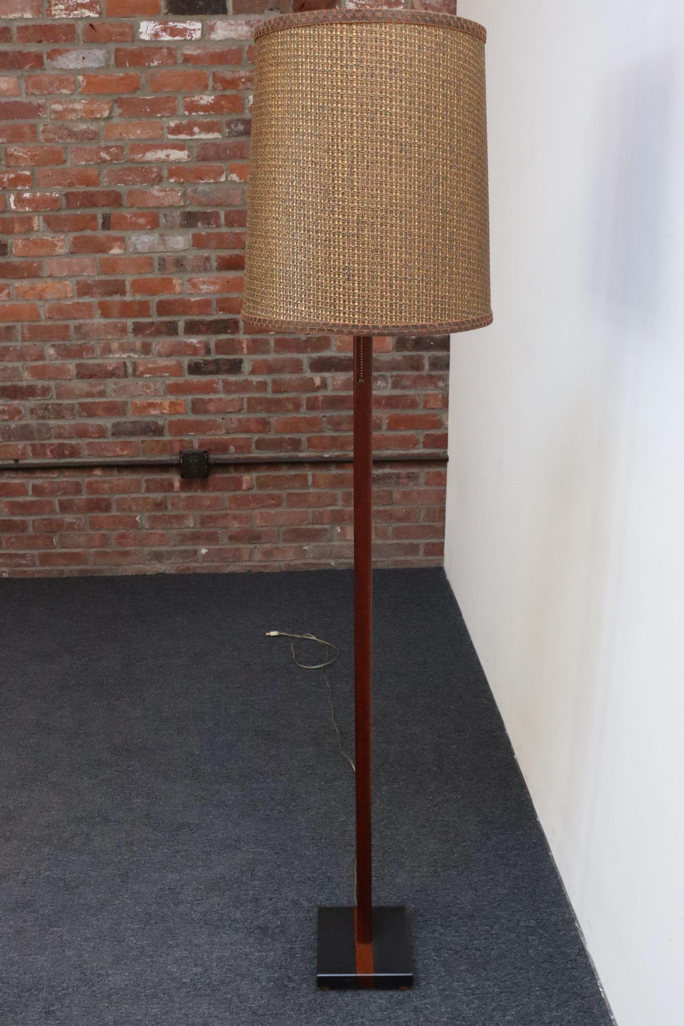 Americano Lampada da terra Studio A vintage in ardesia e legno di teak di Harspwell House in vendita