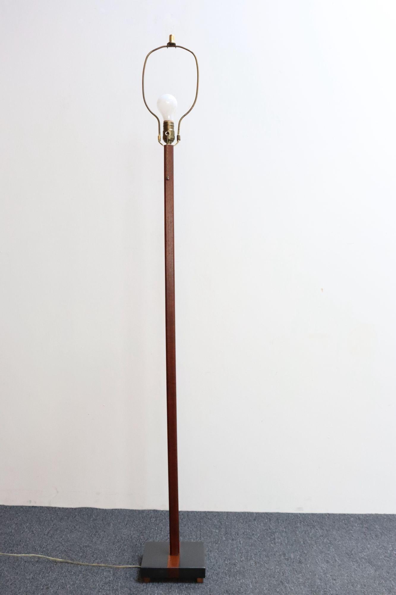 Metà XX secolo Lampada da terra Studio A vintage in ardesia e legno di teak di Harspwell House in vendita