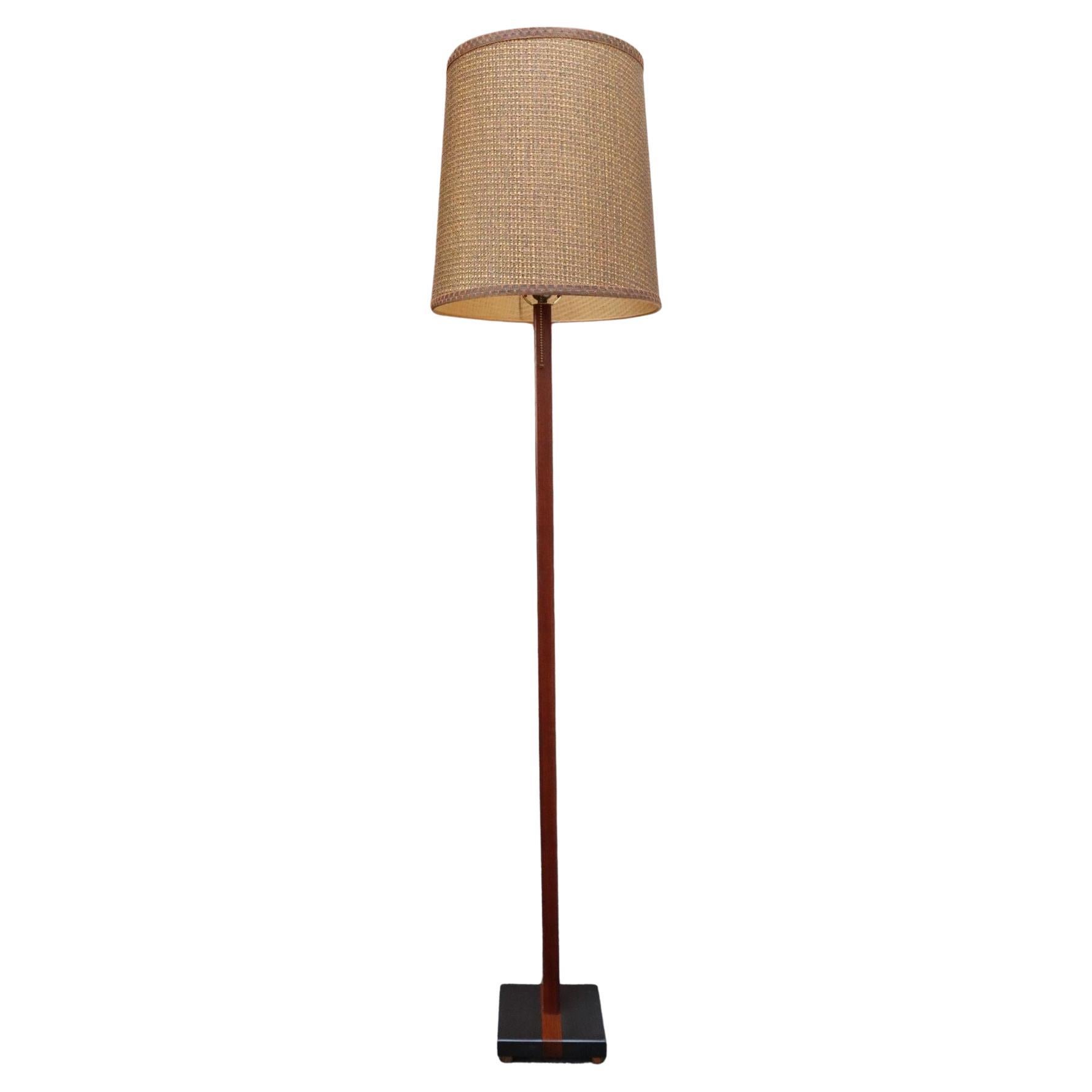 Lampada da terra Studio A vintage in ardesia e legno di teak di Harspwell House in vendita