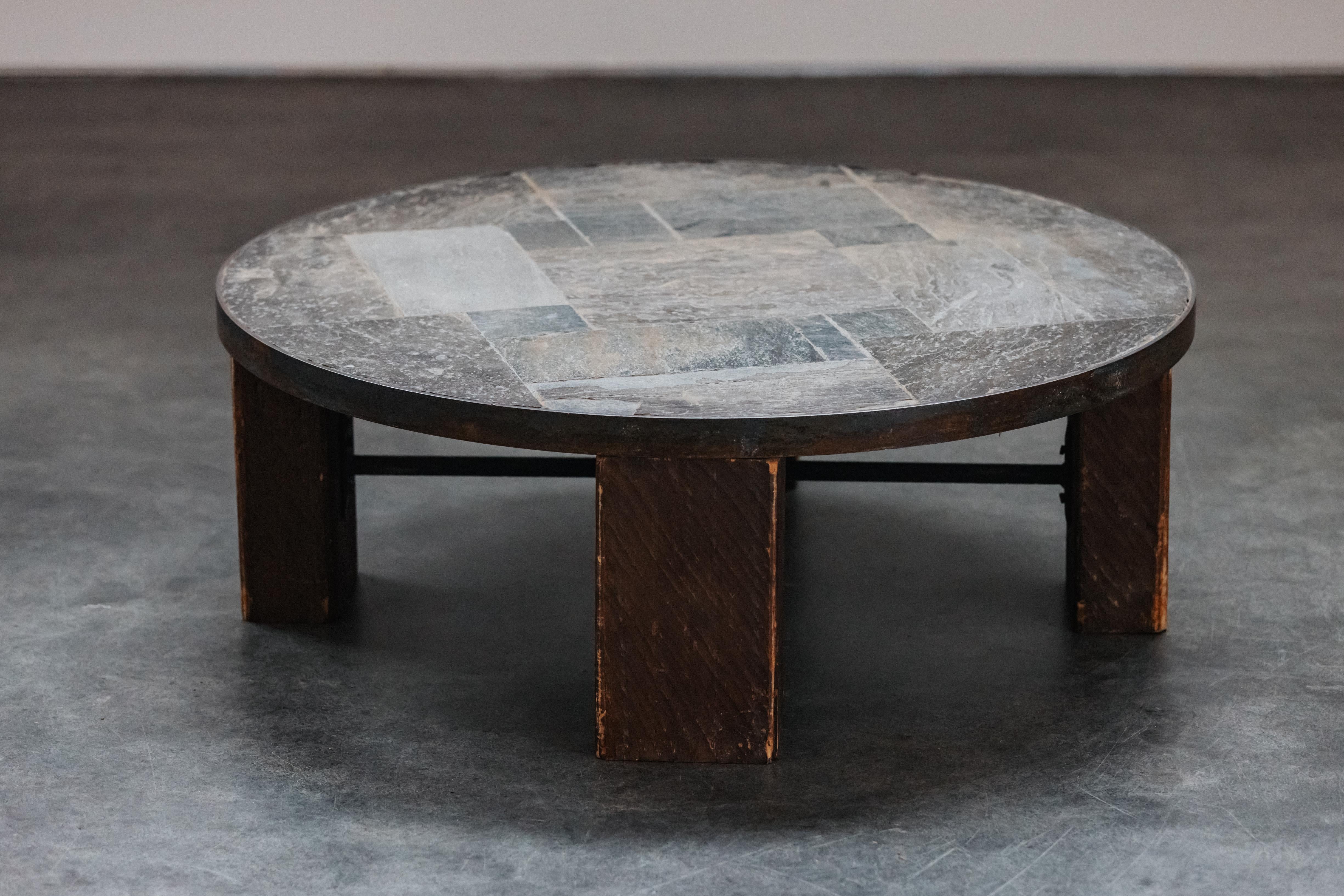Table basse vintage en pierre d'ardoise de France, Circa 1970.  Insertion d'ardoises de différentes couleurs avec une belle couleur d'origine.  Base en pin.  La partie supérieure repose sur une base séparée.