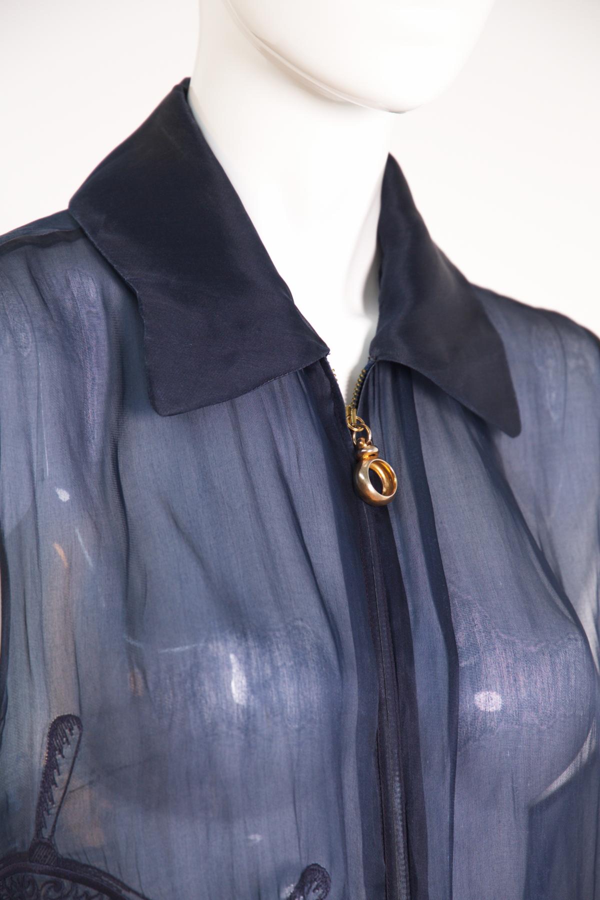 Schöne blaue transparente Vintage-Bluse aus den 1990er Jahren, made in Italy.
Die Bluse hat keine Ärmel und ist wirklich leicht, für die warme Zeit des Jahres.
Die Bluse fällt sanft bis zu den Hüften, wodurch ein sehr sinnlicher und auffälliger