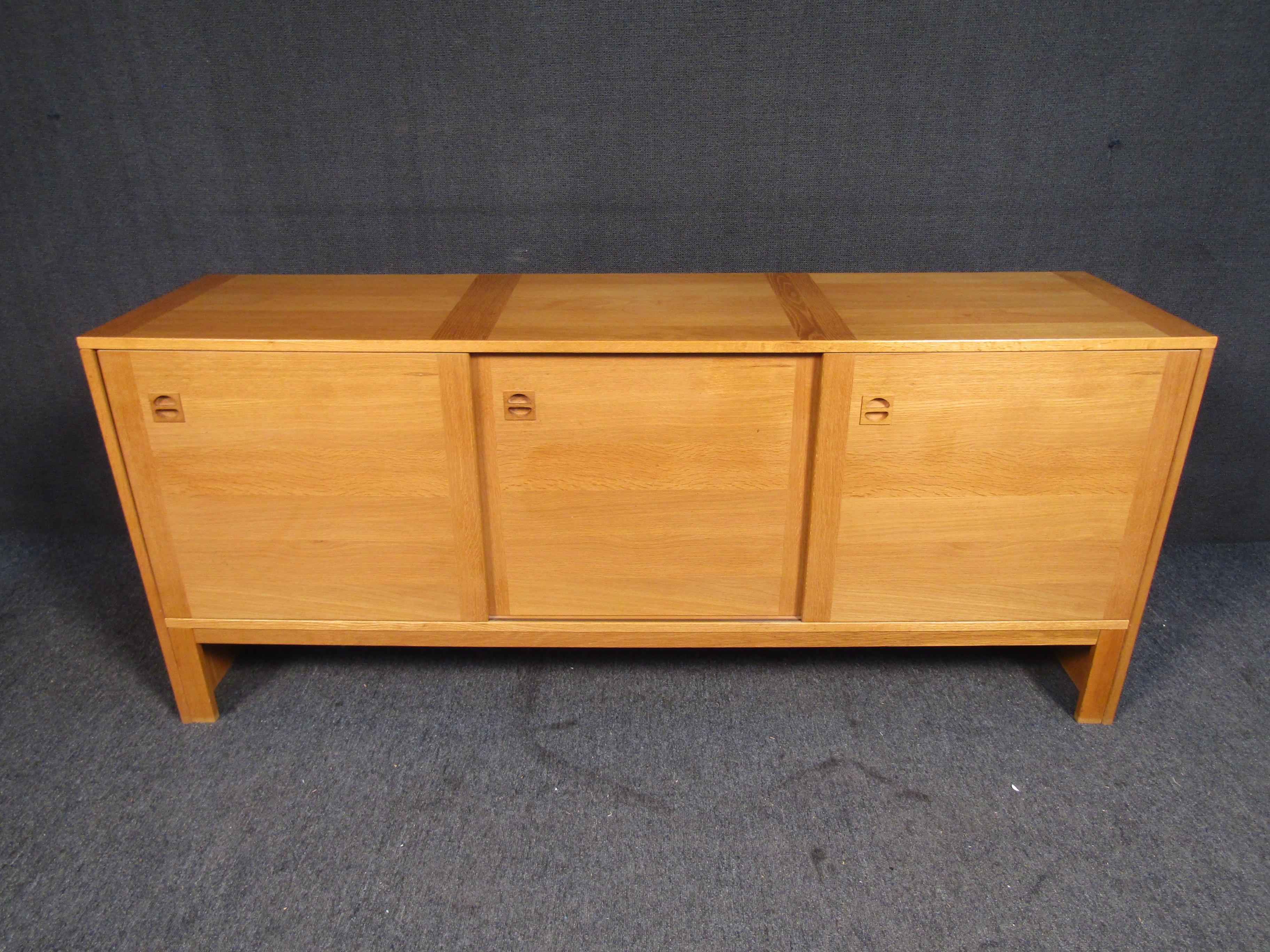 This Stunningly simple teak credenza features 3 sliding doors sitting on a sturdy Two legged base sure to compliment any bedroom.




Please confirm item location (NY or NJ).