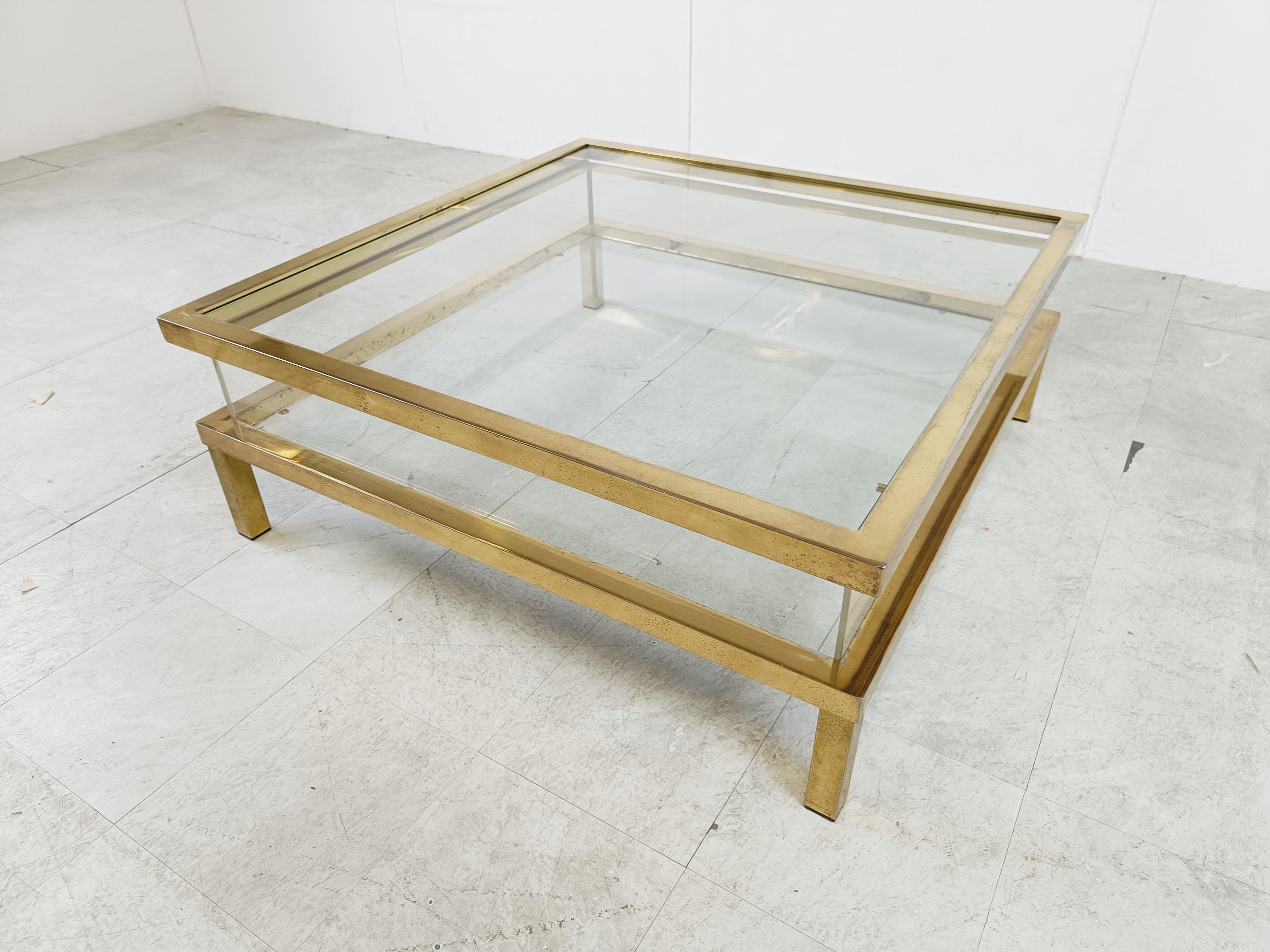 Vintage display coffee table with a sliding glass top.

This luxurious coffee table is made from brass, glass and plexi

It is ideal to display curio and store magazines.

Good condition with normal age related wear

1970s -