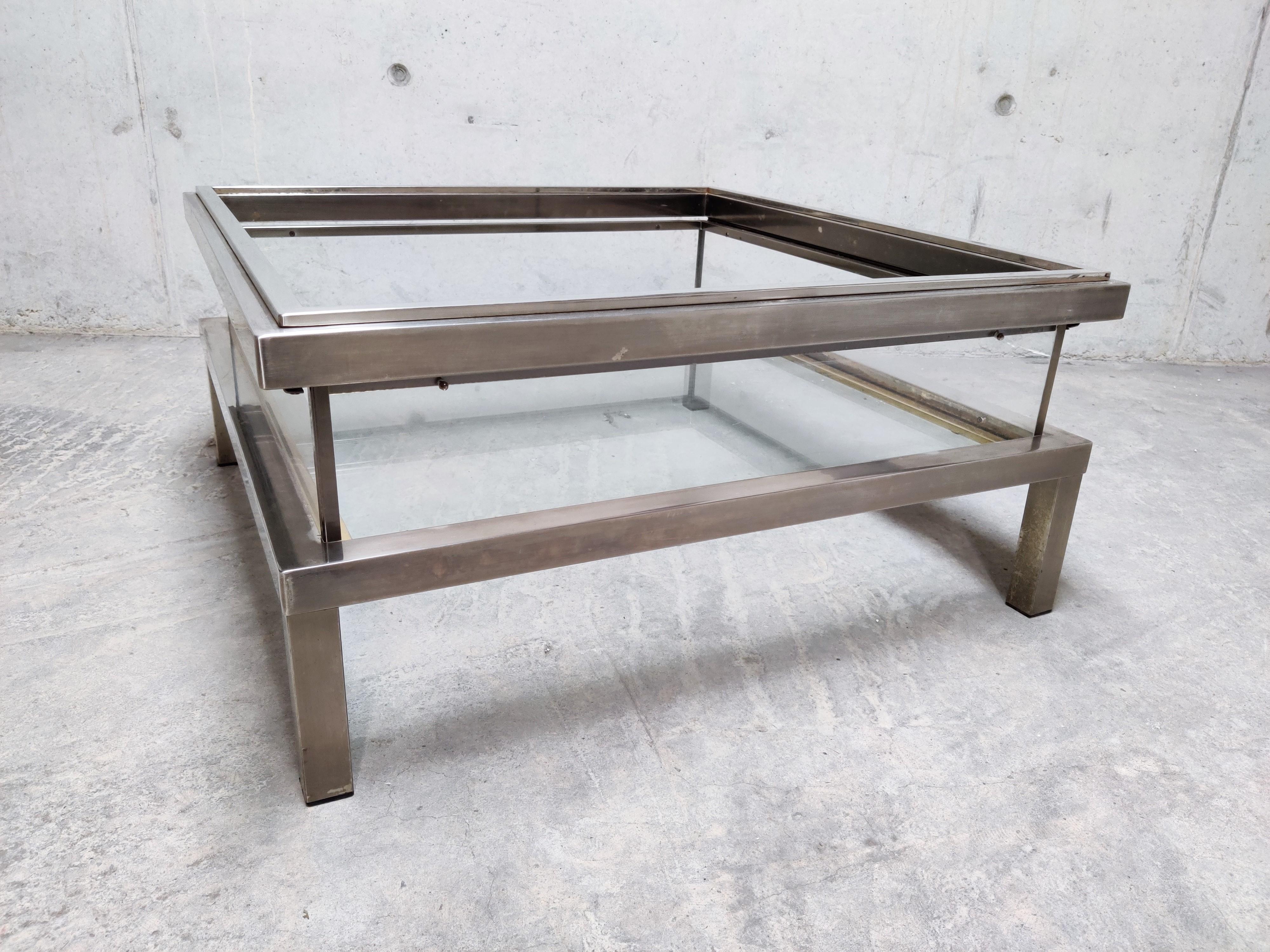Vintage chrome and brass coffee table with a sliding glass top.

This luxurious coffee table is made from heavy quality chromed metal and glass.

It is ideal to display curio and store magazines.

Used condition

1970s -