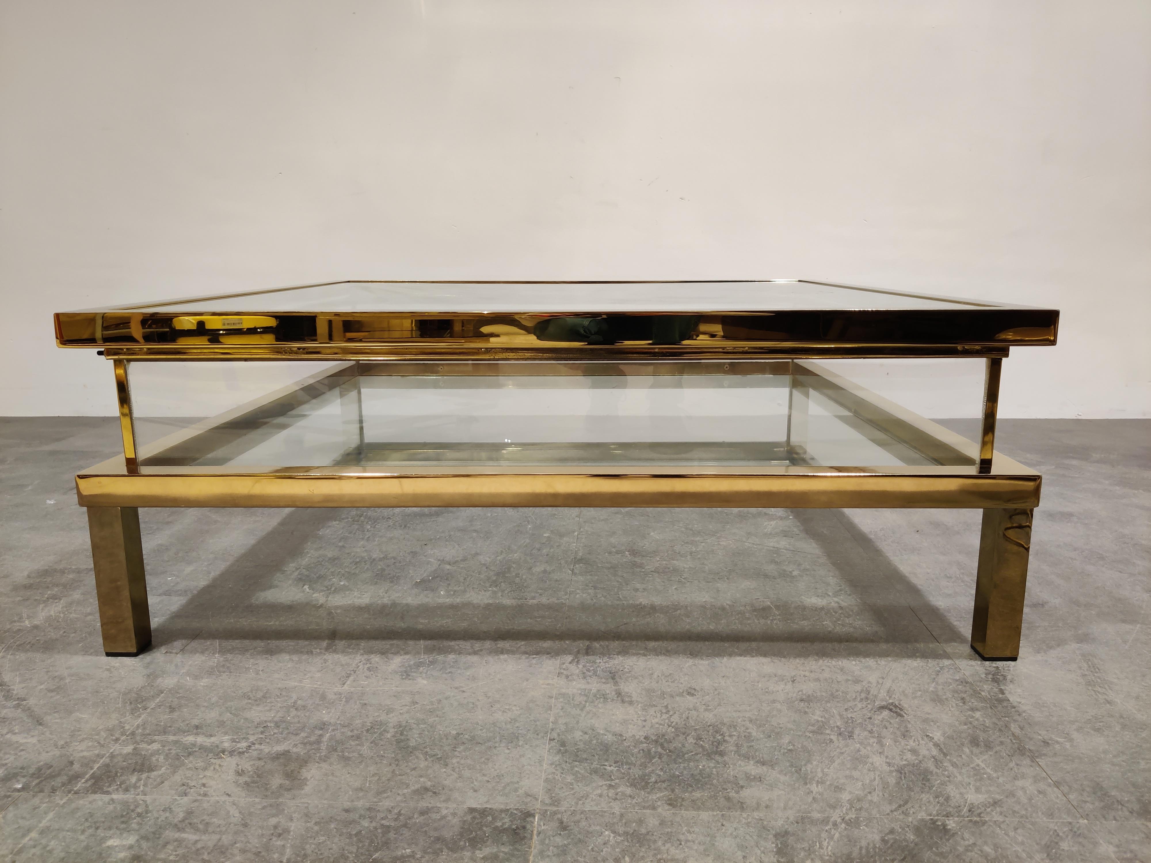 Vintage display coffee table with a sliding glass top.

This luxurious coffee table is made frombrass, glass and plexi

It is ideal to display curio and store magazines.

Good condition,

1970s, France

Dimensions:
Height