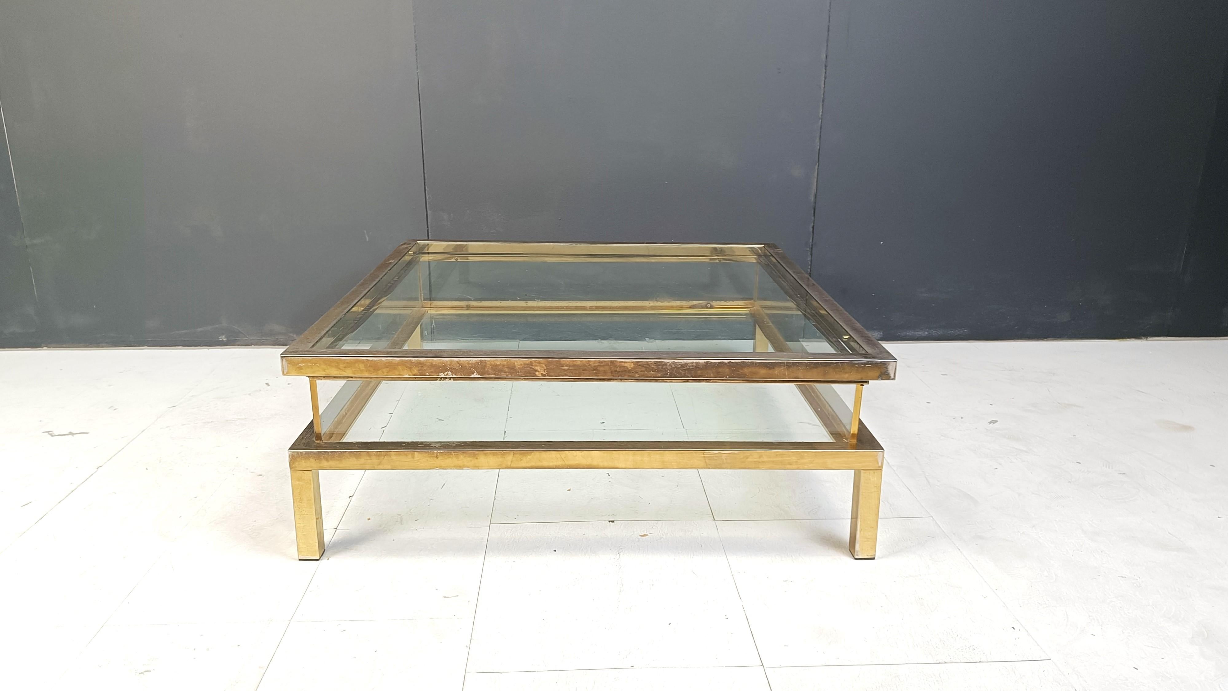 Mesa de centro vintage con tapa deslizante o mesa de centro expositora, años 70 Regencia de Hollywood en venta