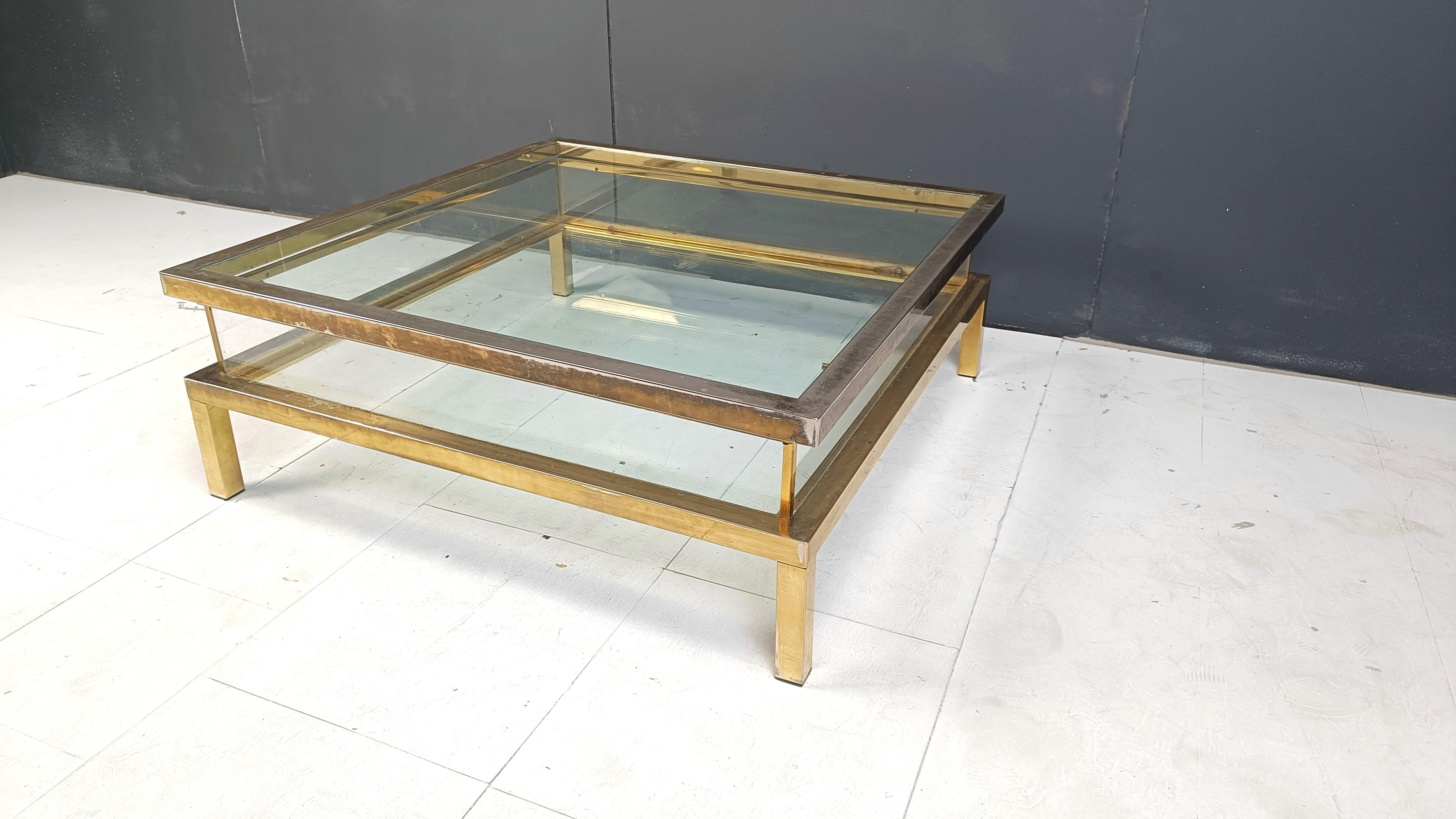 Mesa de centro vintage con tapa deslizante o mesa de centro expositora, años 70 Latón en venta