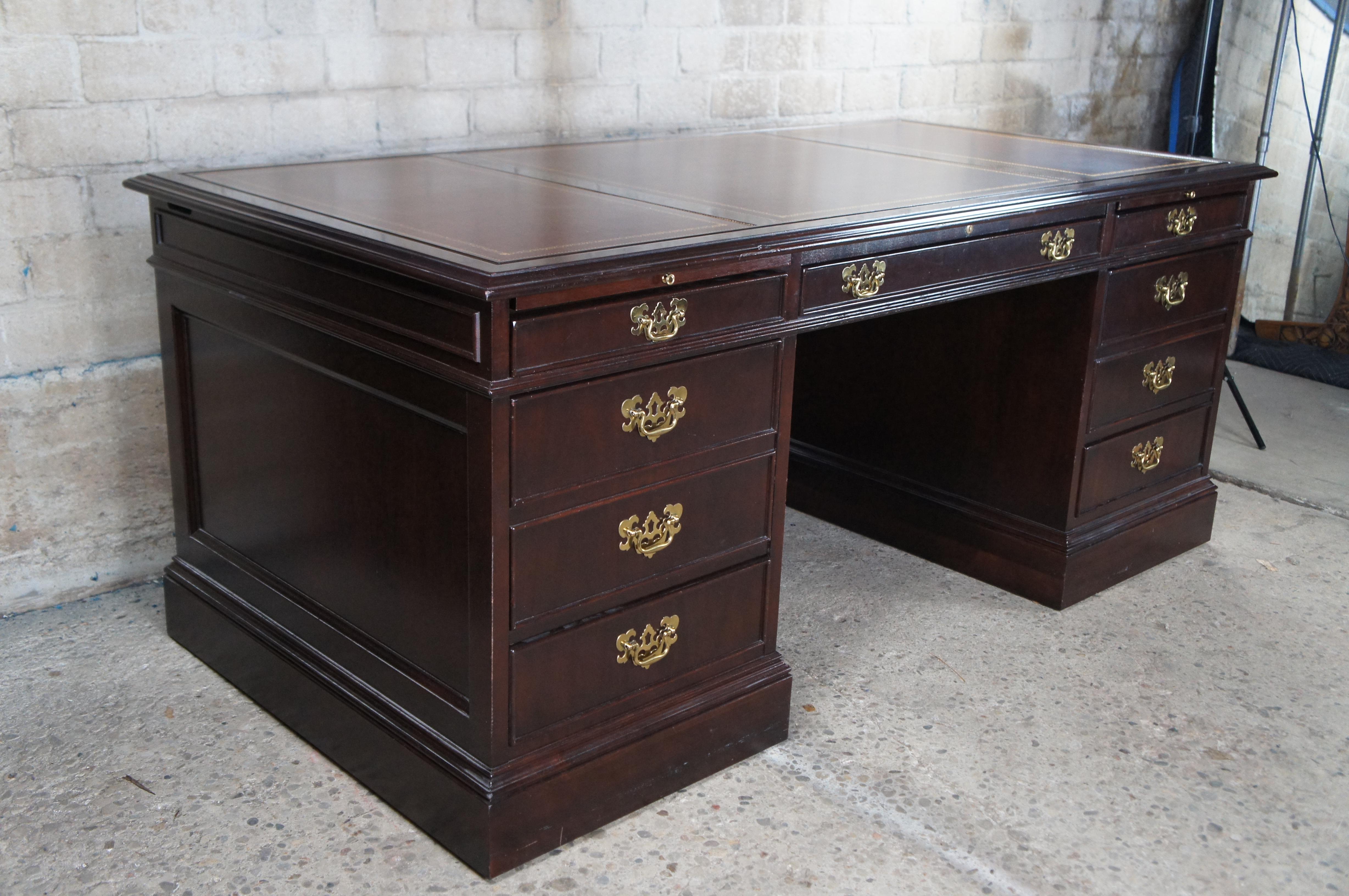Vintage Sligh Chippendale Style Mahogany Tooled Leather Executive Office Desk In Fair Condition In Dayton, OH