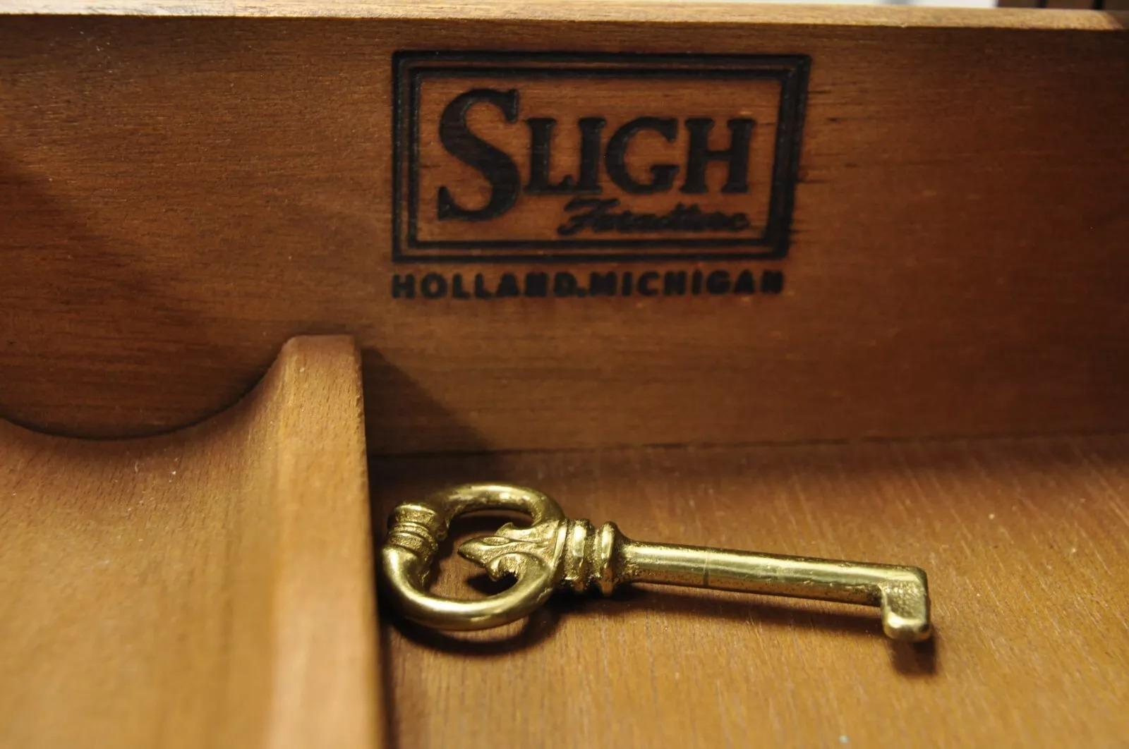 Vintage Sligh Georgian Chippendale Style Crotch Mahogany Kneehole Desk (Scrivania a ginocchio in mogano) in vendita 4