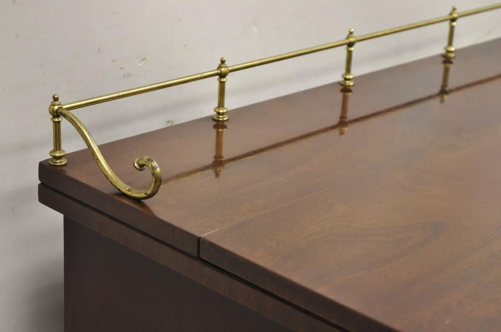 Vintage Sligh Georgian Chippendale Style Crotch Mahogany Kneehole Desk (Scrivania a ginocchio in mogano) in vendita 5