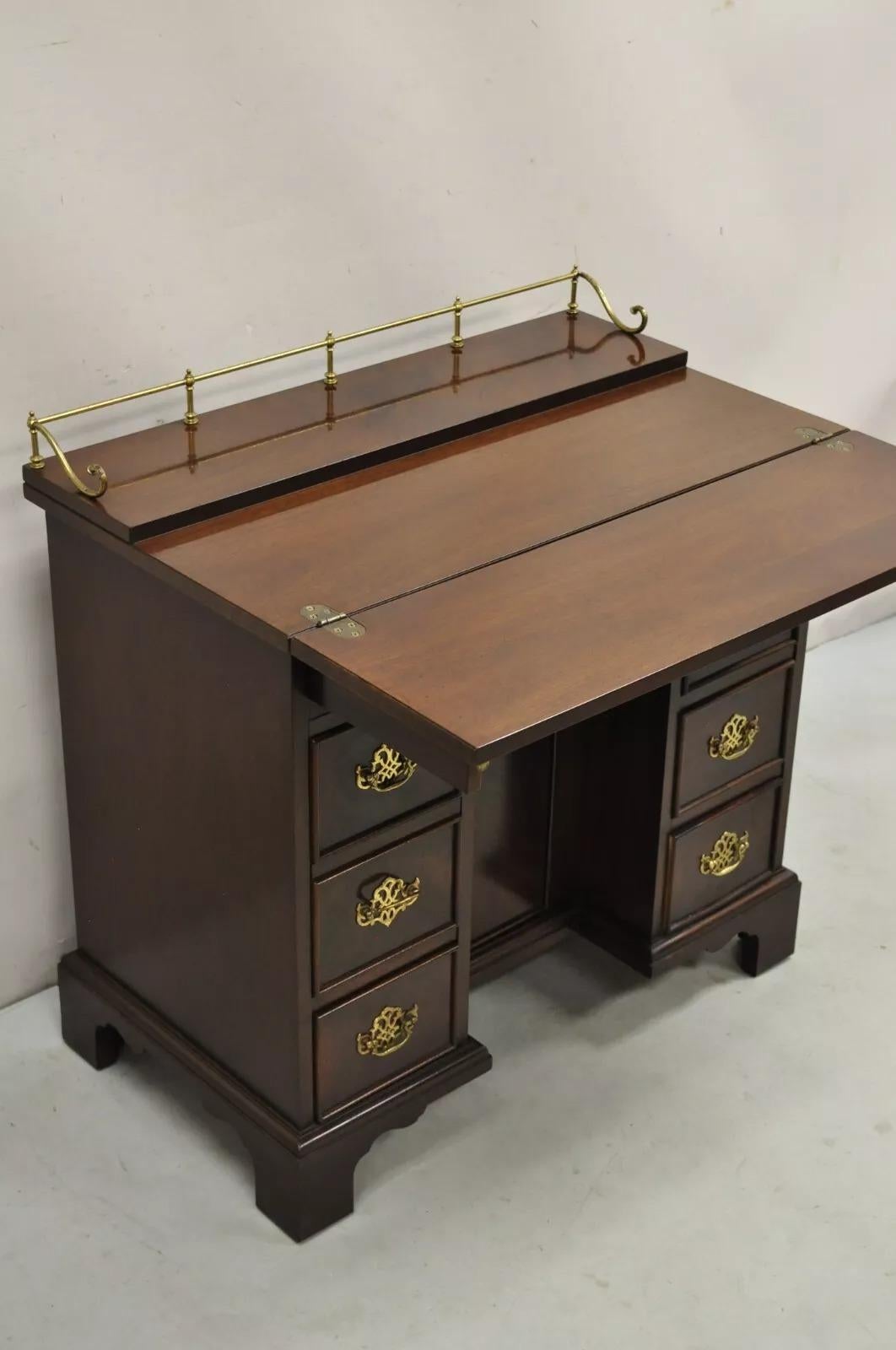 Vintage Sligh Georgian Chippendale Style Crotch Mahogany Kneehole Desk (Scrivania a ginocchio in mogano) in vendita 6