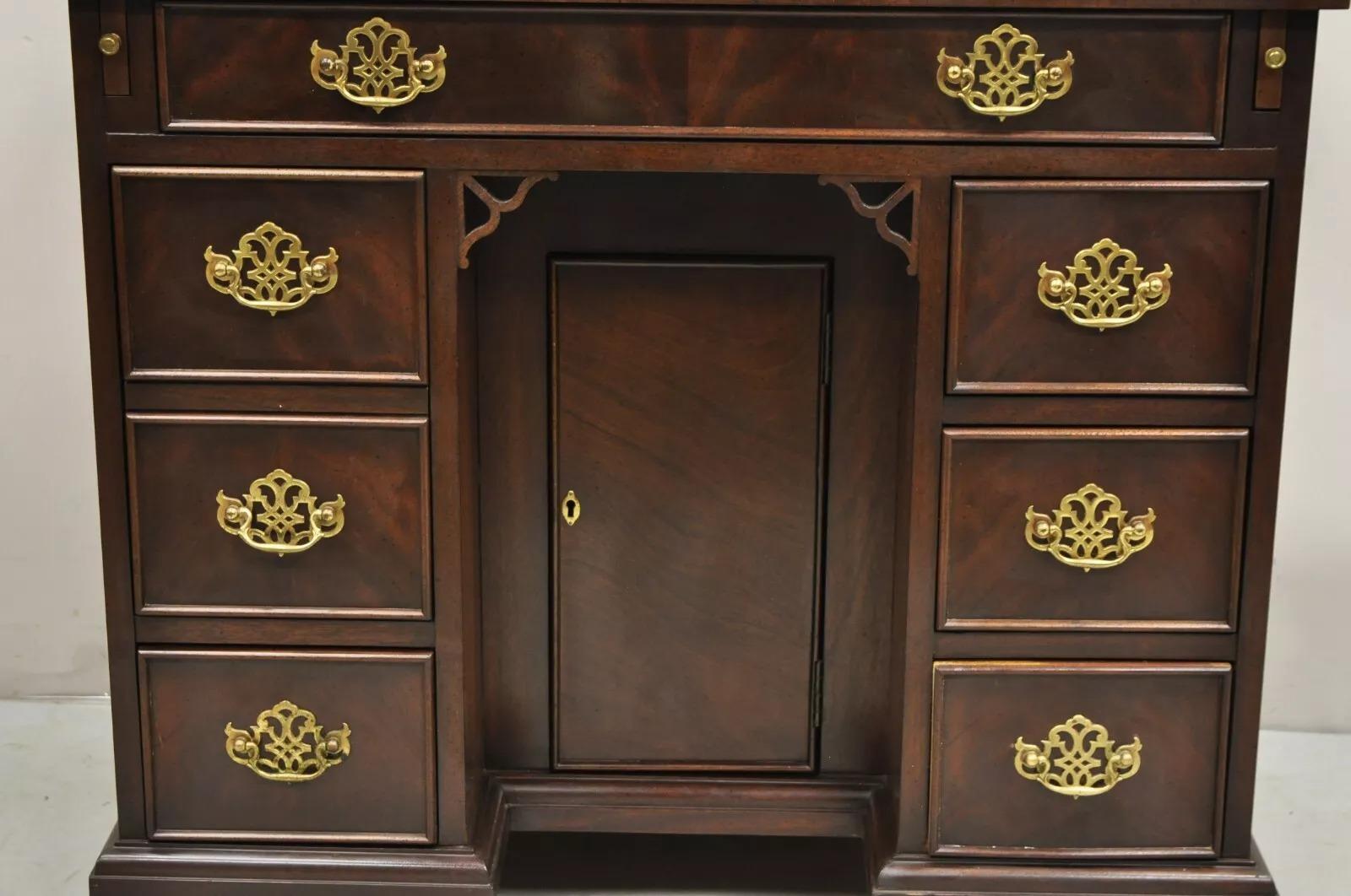 Sconosciuto Vintage Sligh Georgian Chippendale Style Crotch Mahogany Kneehole Desk (Scrivania a ginocchio in mogano) in vendita