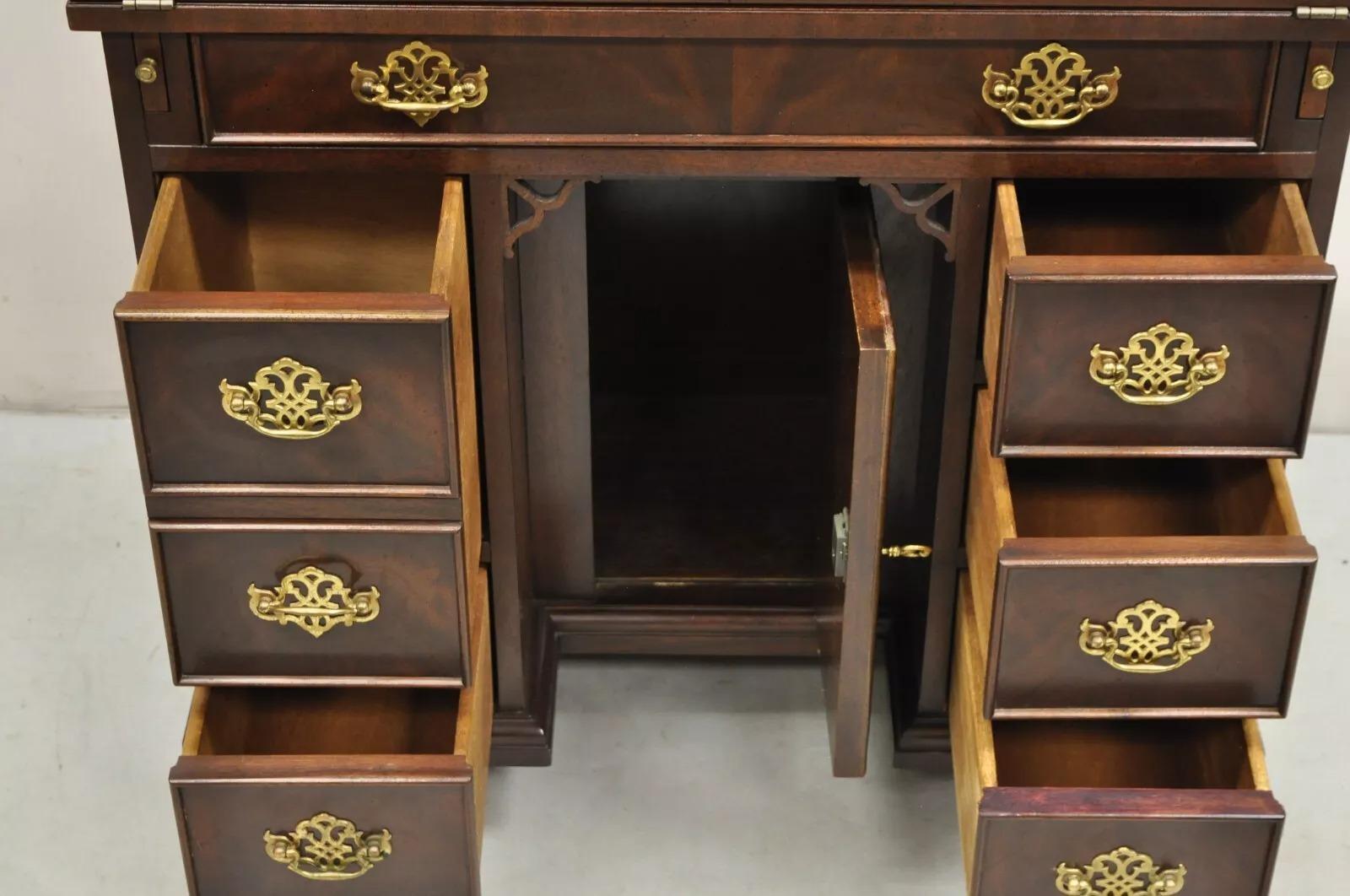 Vintage Sligh Georgian Chippendale Style Crotch Mahogany Kneehole Desk (Scrivania a ginocchio in mogano) In condizioni buone in vendita a Philadelphia, PA
