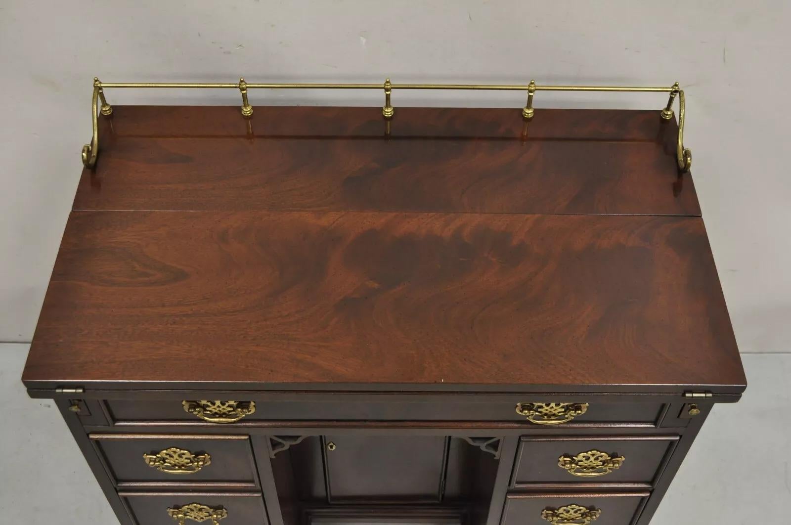 XX secolo Vintage Sligh Georgian Chippendale Style Crotch Mahogany Kneehole Desk (Scrivania a ginocchio in mogano) in vendita