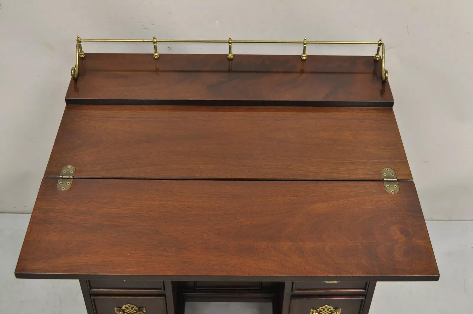 Mogano Vintage Sligh Georgian Chippendale Style Crotch Mahogany Kneehole Desk (Scrivania a ginocchio in mogano) in vendita