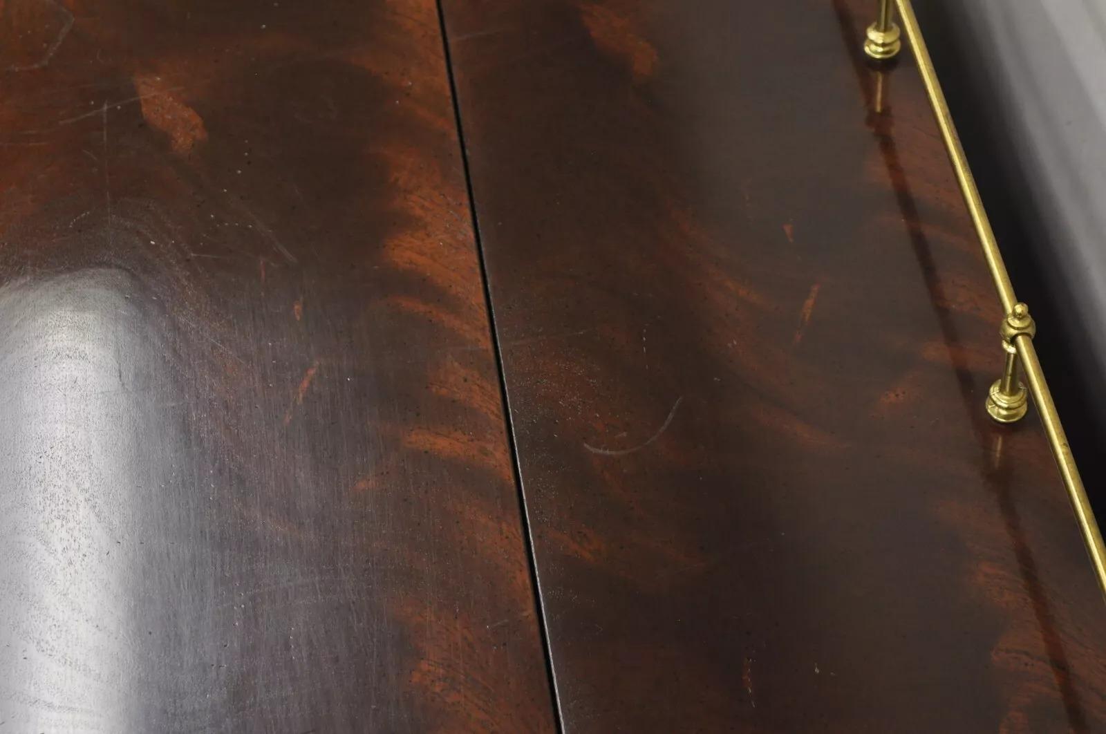 Vintage Sligh Georgian Chippendale Style Crotch Mahogany Kneehole Desk (Scrivania a ginocchio in mogano) in vendita 1