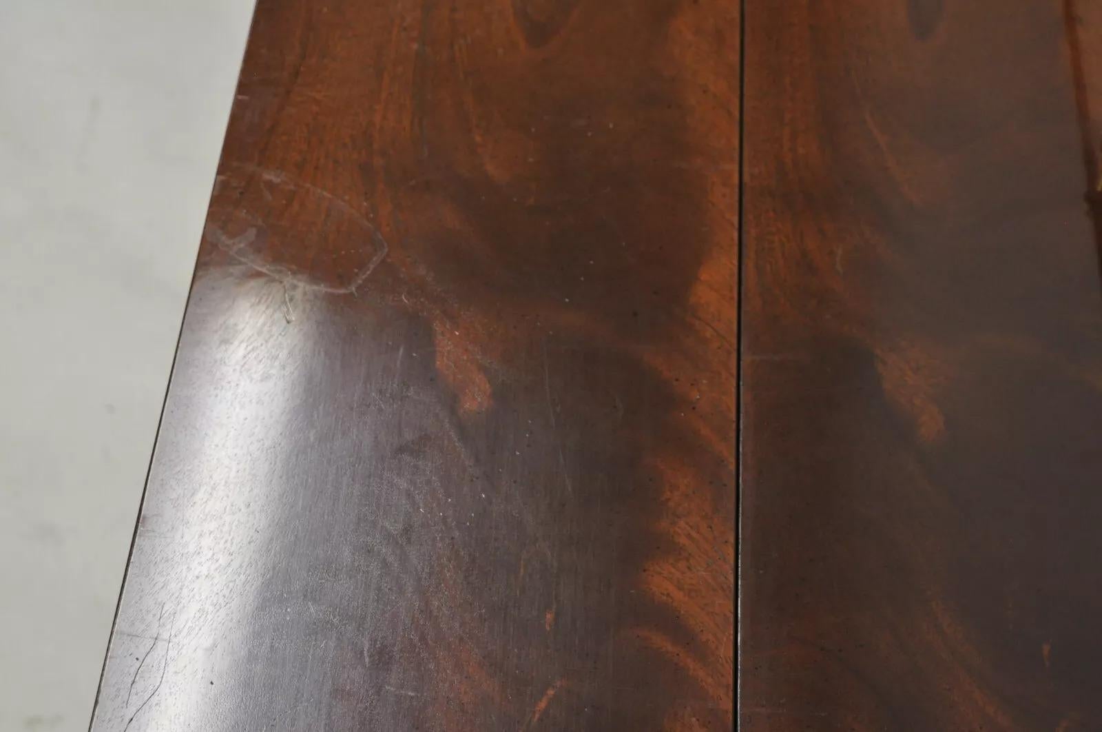 Vintage Sligh Georgian Chippendale Style Crotch Mahogany Kneehole Desk (Scrivania a ginocchio in mogano) in vendita 2