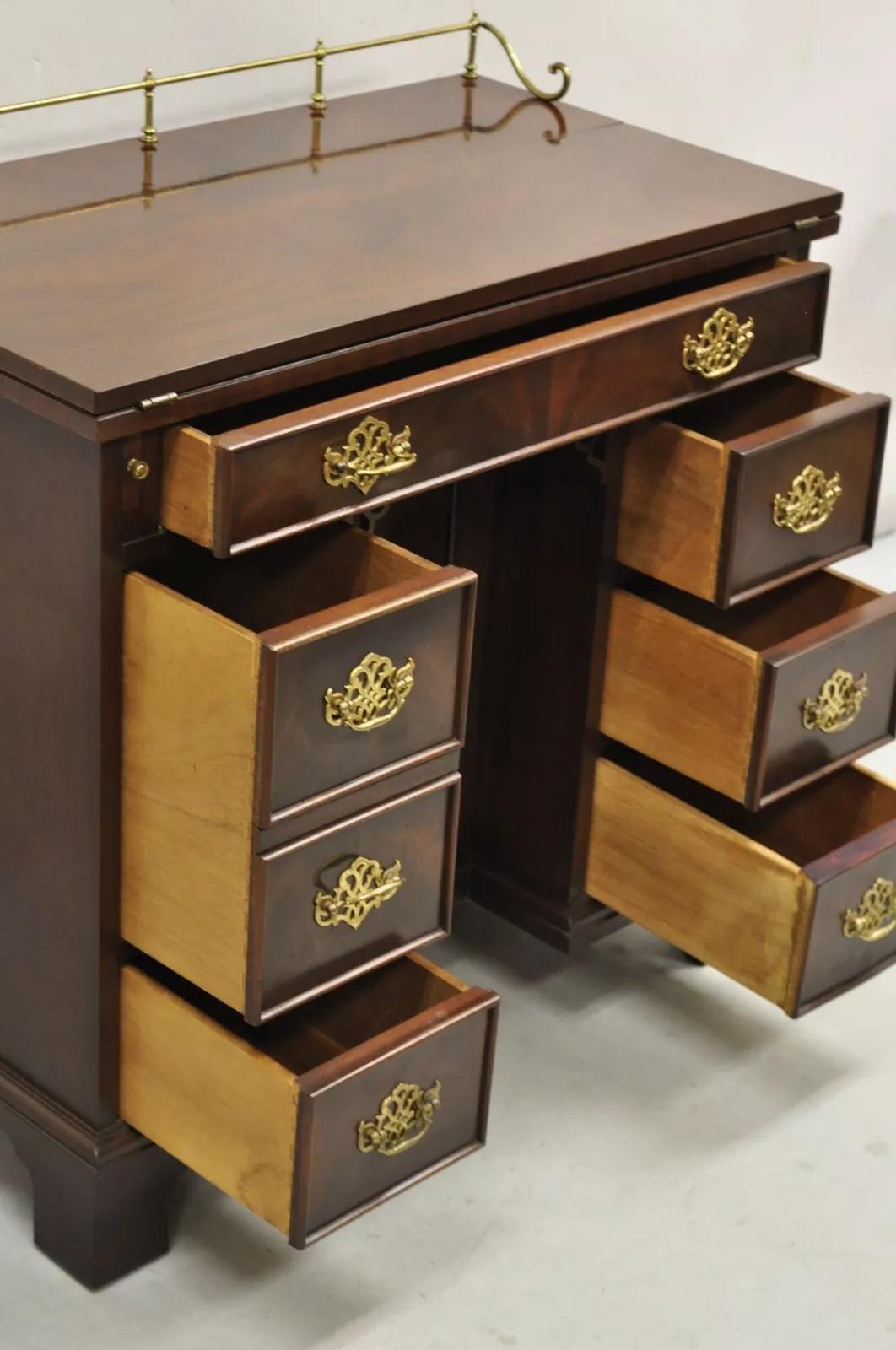 Vintage Sligh Georgian Chippendale Style Crotch Mahogany Kneehole Desk (Scrivania a ginocchio in mogano) in vendita 3