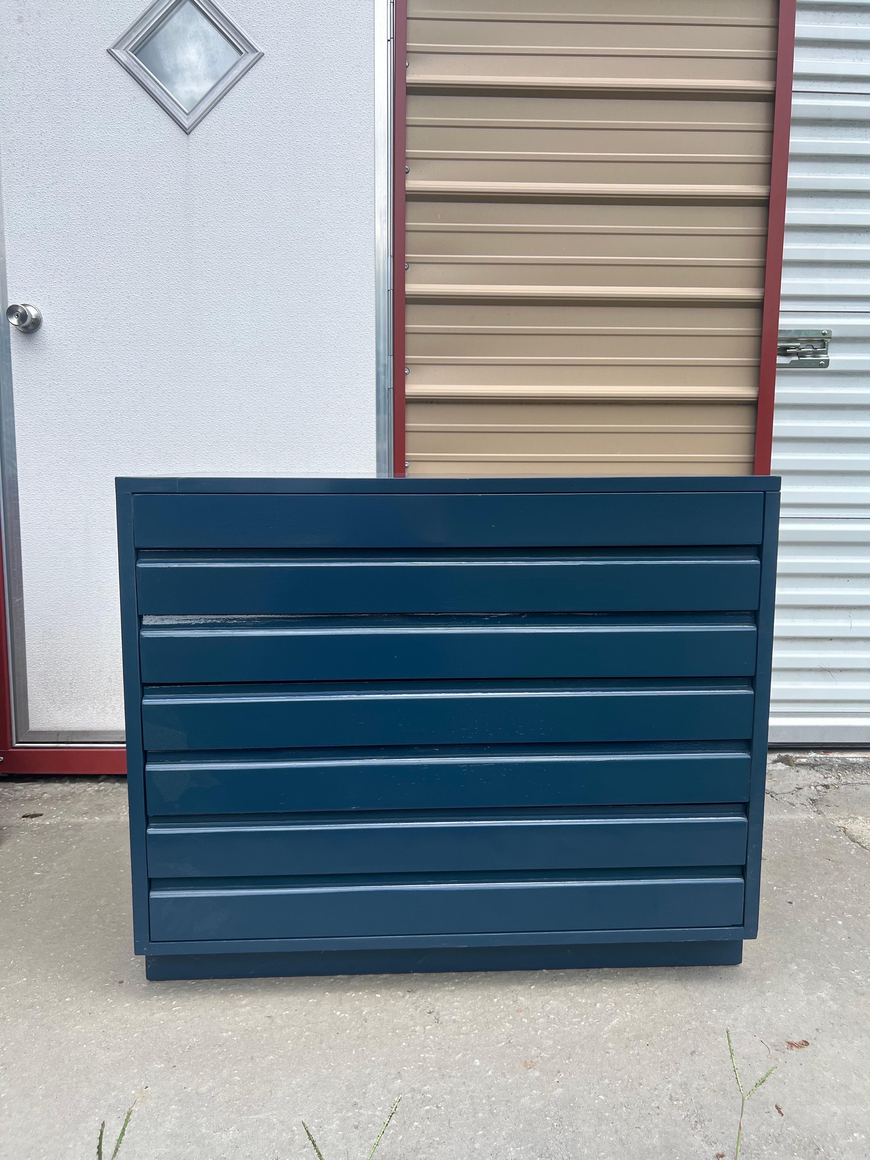 Mid-Century Modern Vintage Sligh Mid-Century Hague Blue Lacquered bachelors Chests/Nightstands For Sale