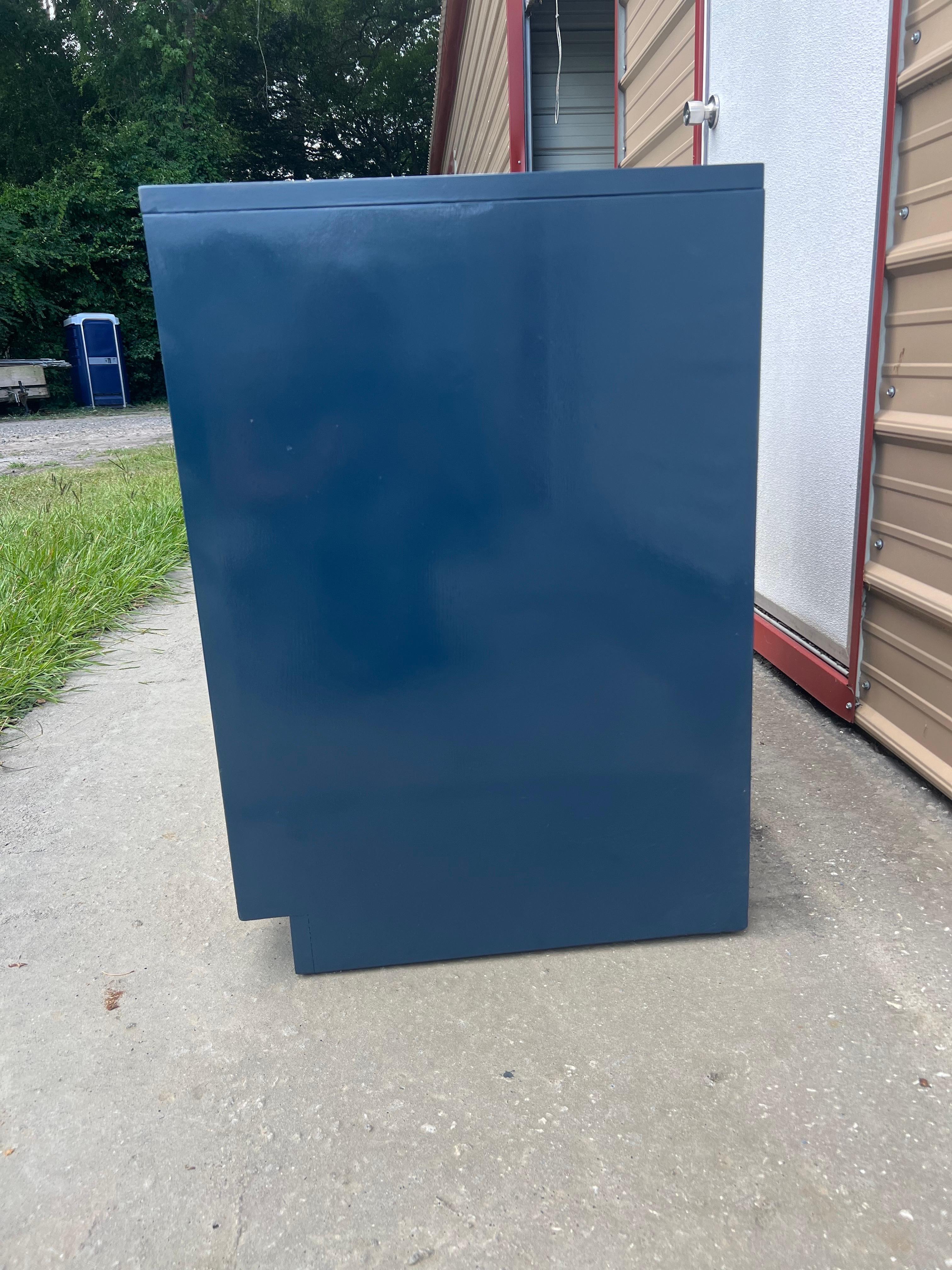 American Vintage Sligh Mid-Century Hague Blue Lacquered bachelors Chests/Nightstands For Sale