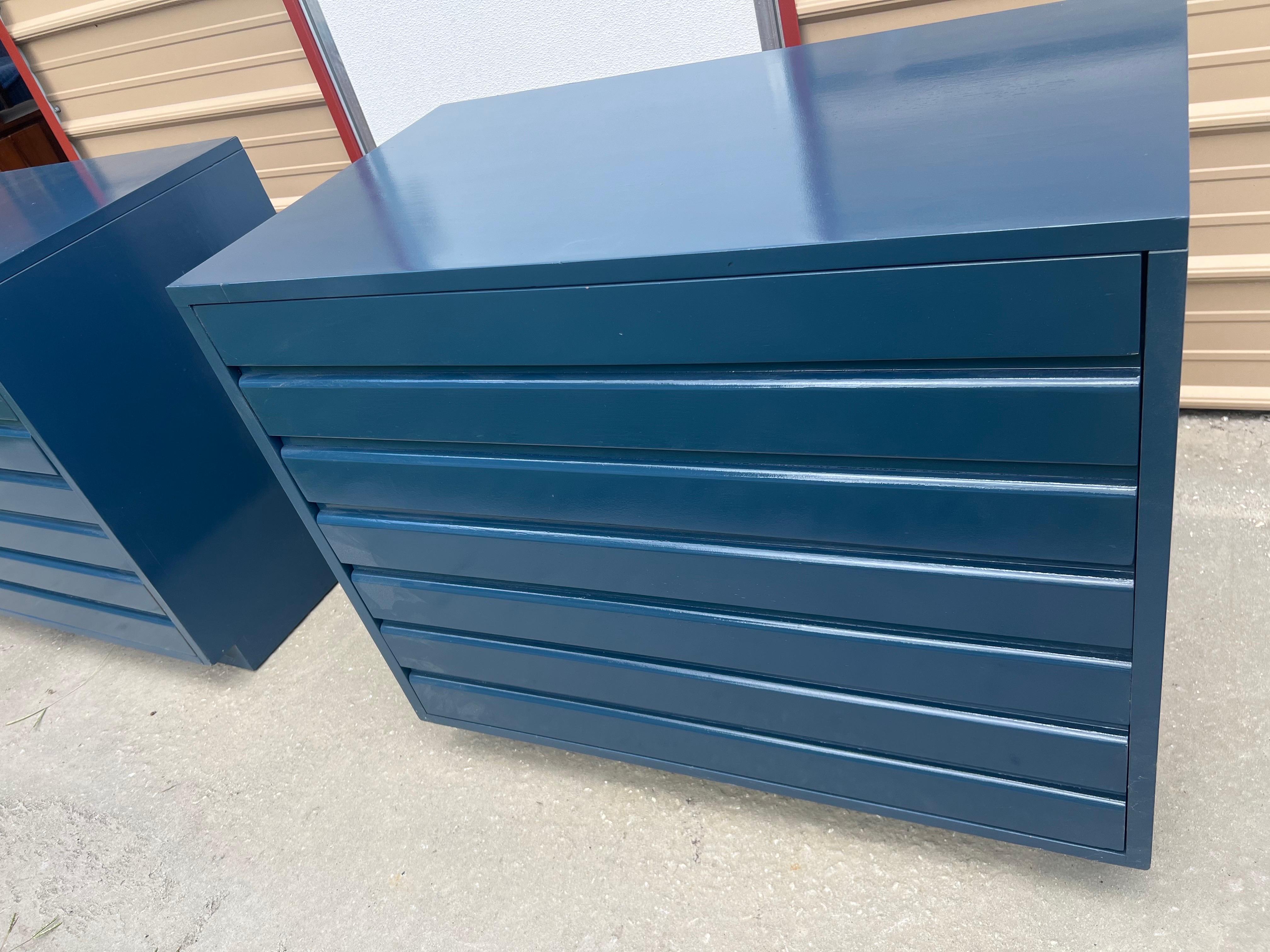 Mid-20th Century Vintage Sligh Mid-Century Hague Blue Lacquered bachelors Chests/Nightstands For Sale