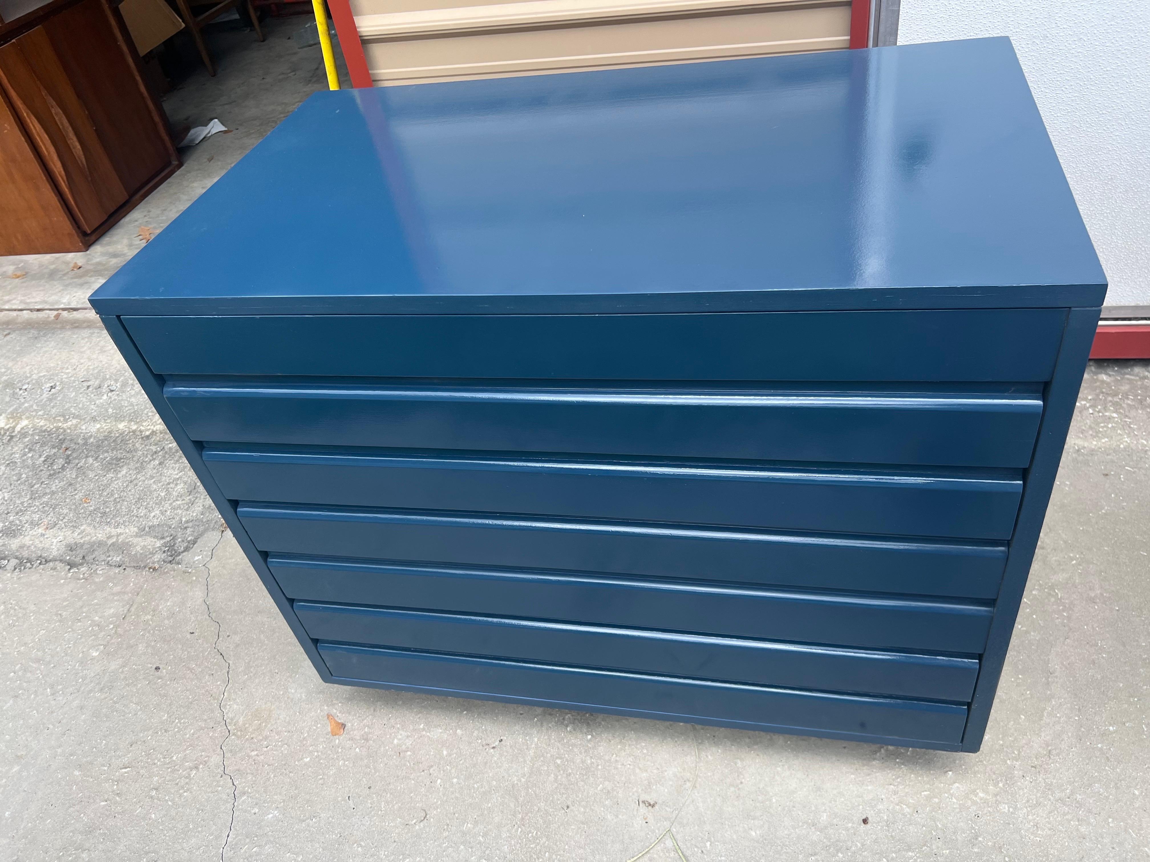Vintage Sligh Mid-Century Hague Blue Lacquered bachelors Chests/Nightstands For Sale 1