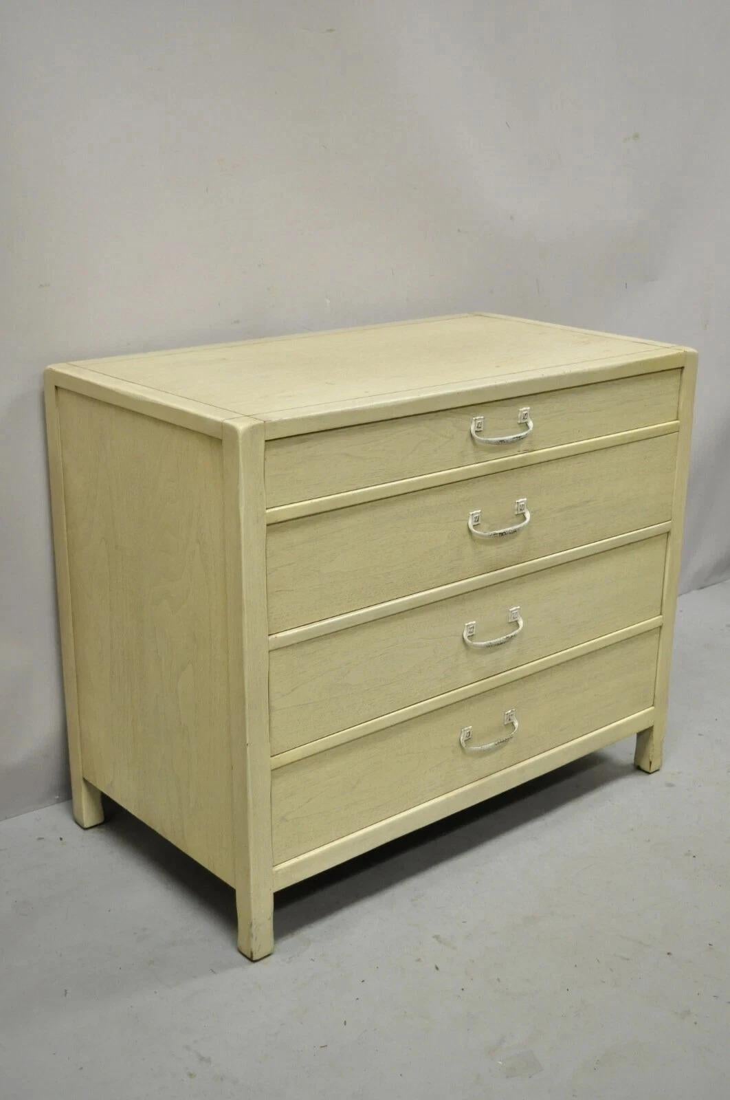 Cómoda Pecho Vintage Sligh Mid Century Modern 4 Cajones Pintada Cerámica. El artículo presenta un acabado cerámico envejecido, 4 cajones con cola de milano, herrajes de latón macizo, líneas modernistas limpias y artesanía estadounidense de calidad.