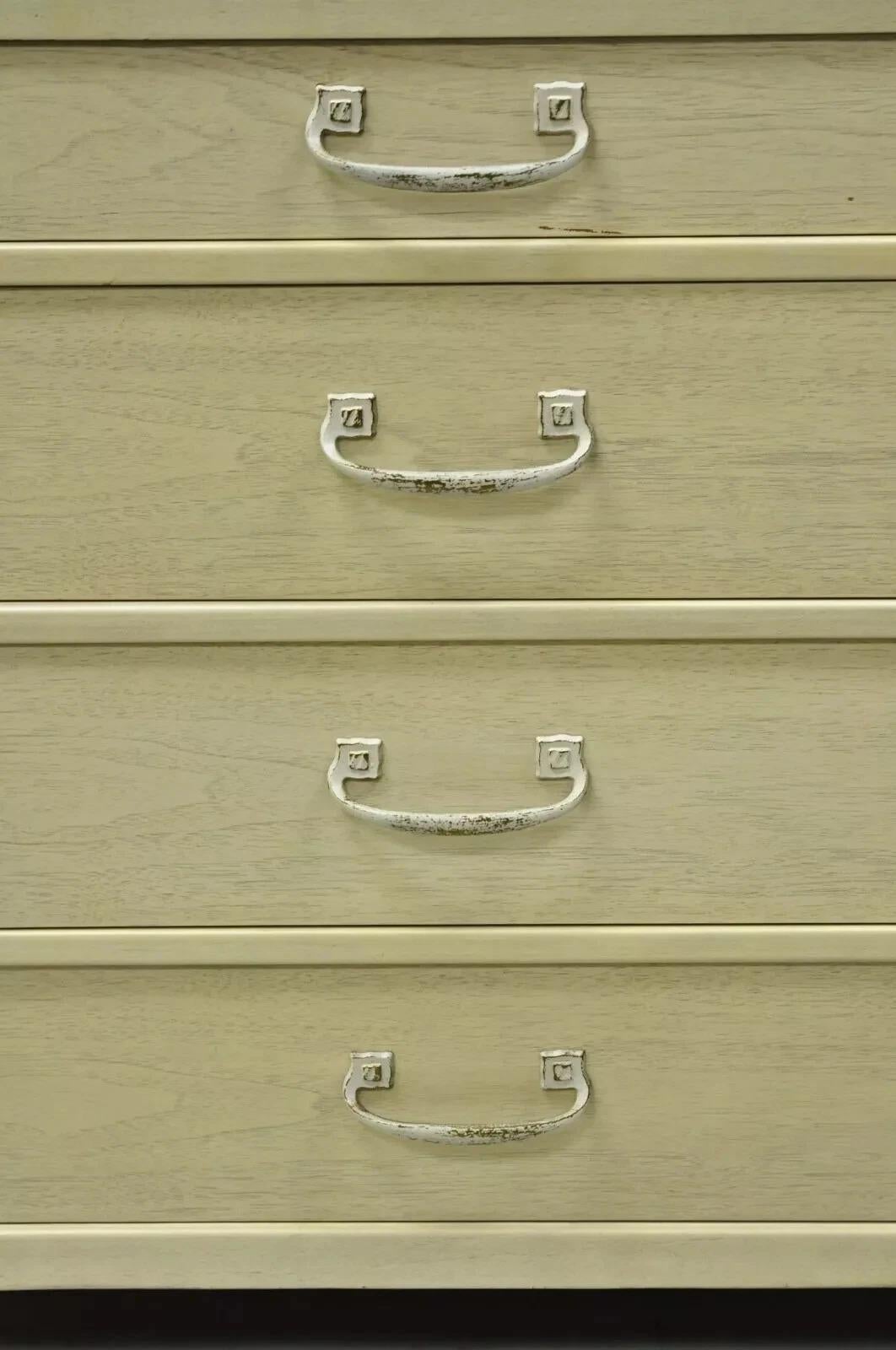 Cómoda Pecho Vintage Sligh Mid Century Modern 4 Cajones Pintada Cerusa Moderno de mediados de siglo en venta
