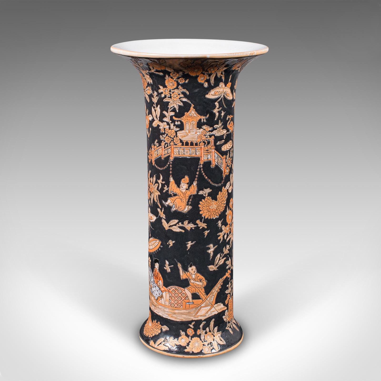 
Se trata de un jarrón trompeta delgado vintage. Una funda china de cerámica con flores, del periodo Art Déco, hacia 1940.

Atractivo ejemplo de decoración oriental sobre una esbelta forma de jarrón
Presenta una deseable pátina envejecida y en buen