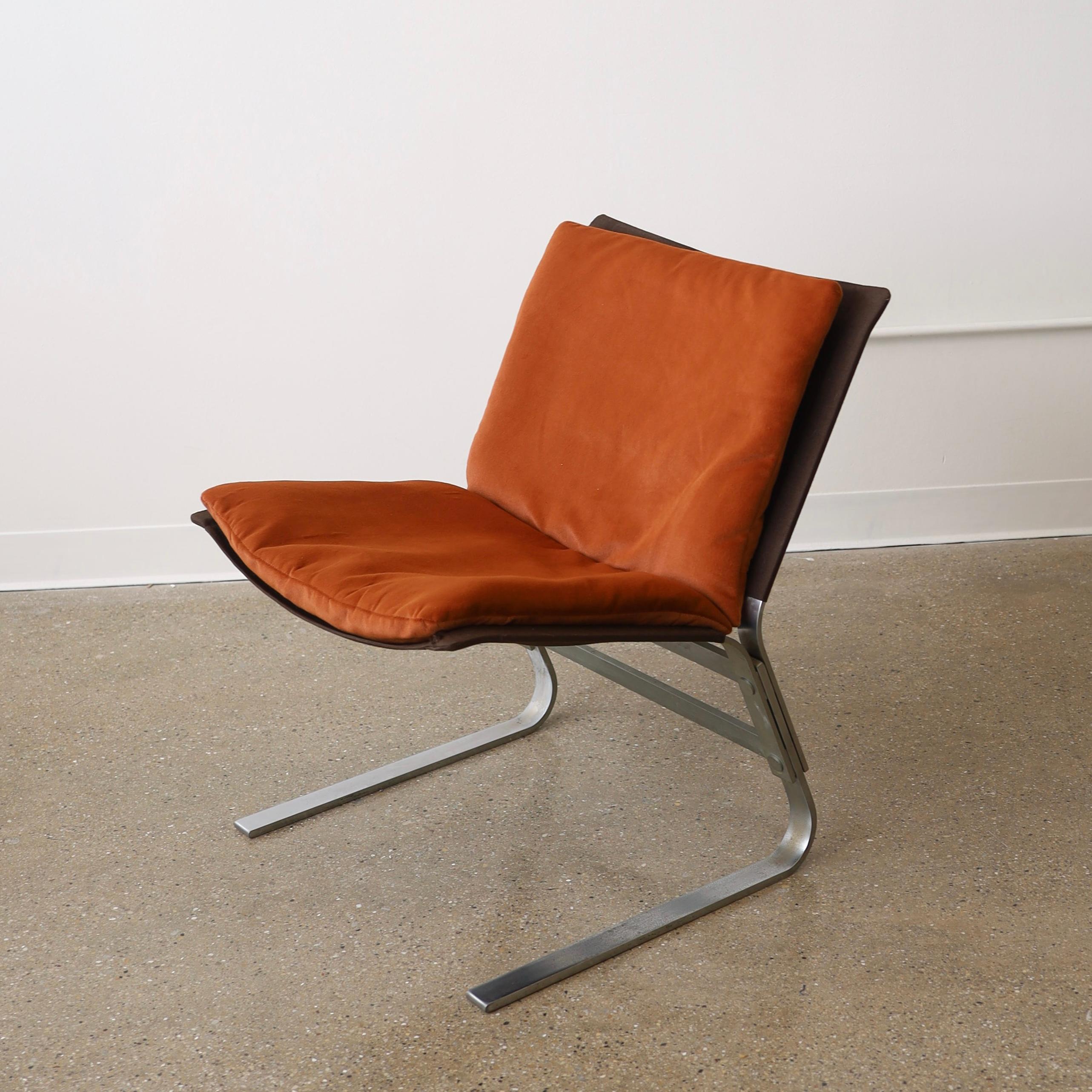 c. 1970, avec un coussin d'assise/dossier rembourré et un harnais en toile d'origine. Il y a un peu de corrosion sur le chrome et un petit trou sur la toile - voir les photos pour plus de détails.