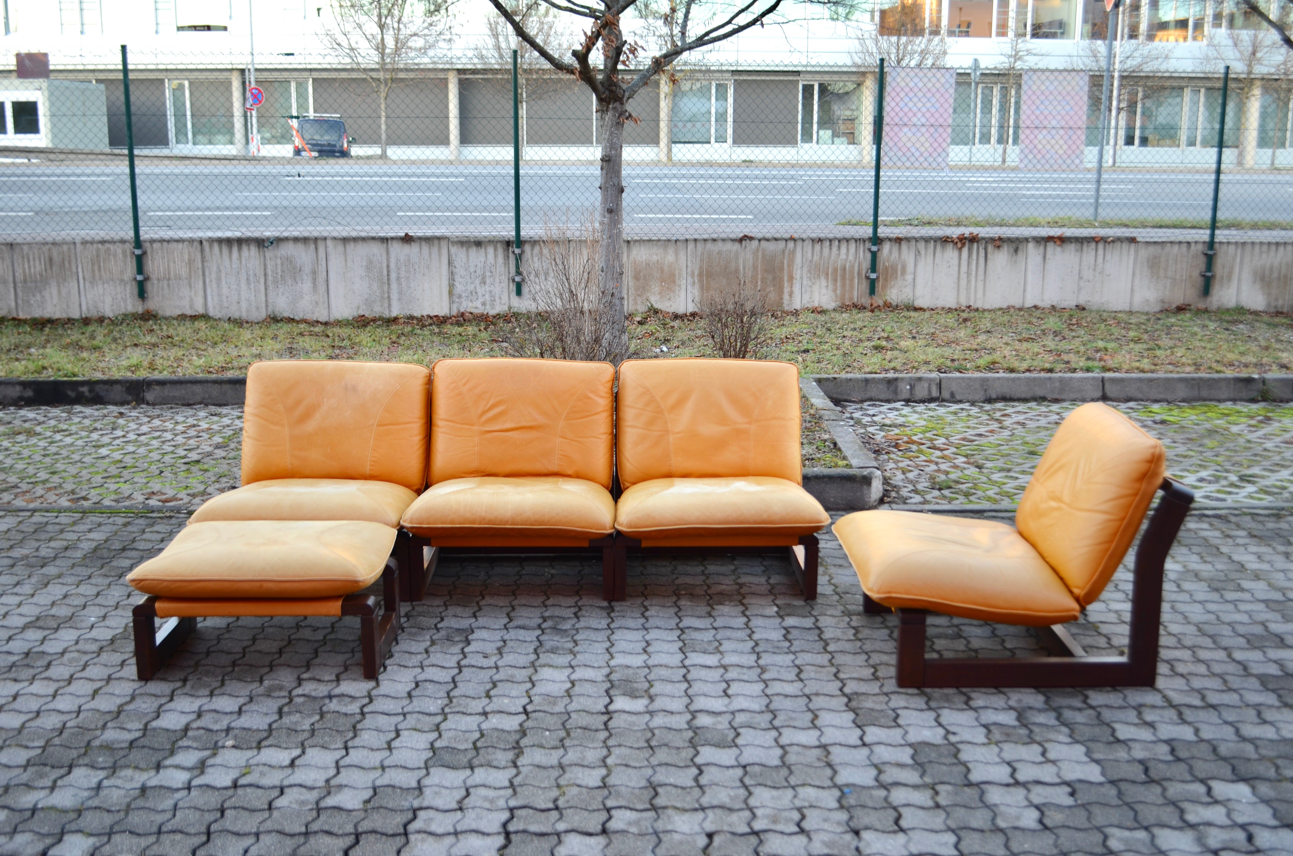 Ce magnifique et unique canapé sectionnel modulaire des années 70 a été fabriqué en Allemagne par Dreipunkt International.
La forme Sling est faite de cuir cognac et de toile.
Les coussins amples et épais l'ont rendu très confortable. Il s'agit d'un