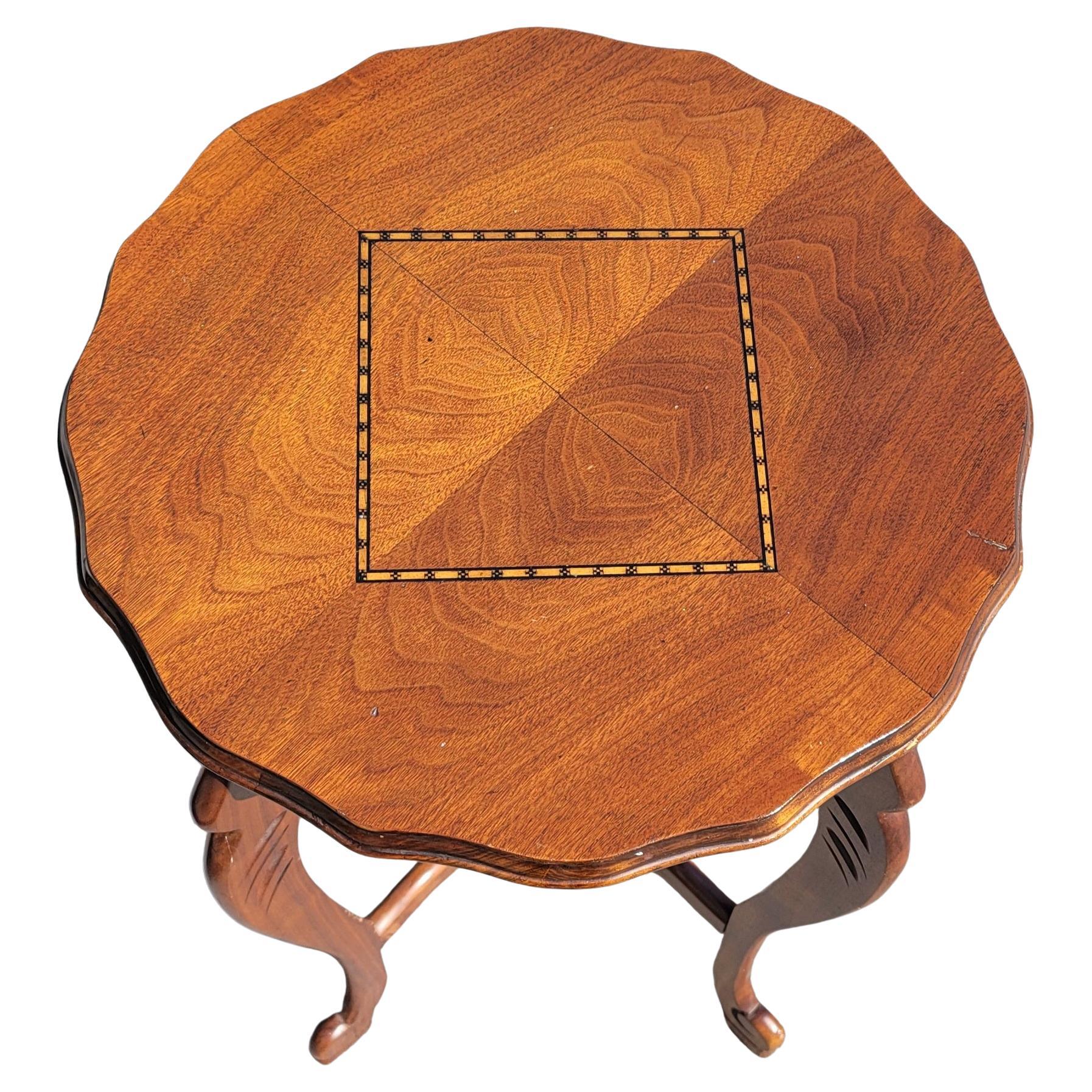 Ein wunderschönes Vintage wellenförmige Kante Nussbaum bookmatched und Intarsien oben Beistelltisch mit unteren Basis Bahre. Sehr stabiler Tisch mit einem Durchmesser von 17