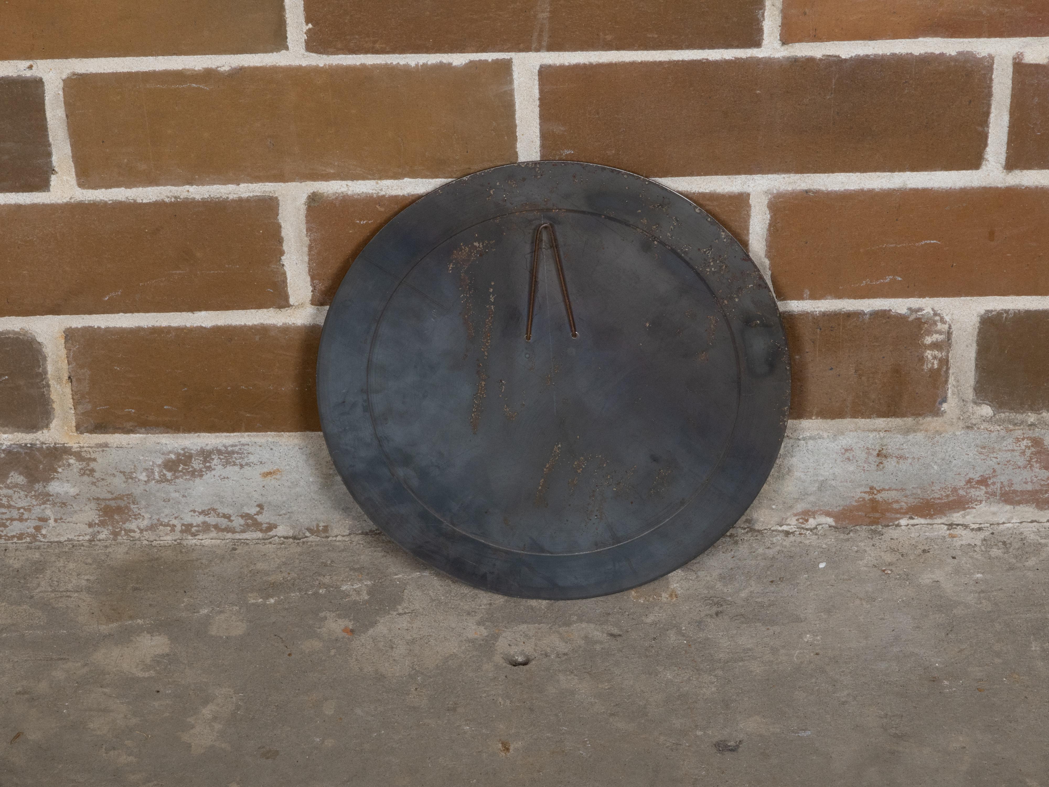 Petit miroir convexe américain vintage avec cadre circulaire en métal noir en vente 3