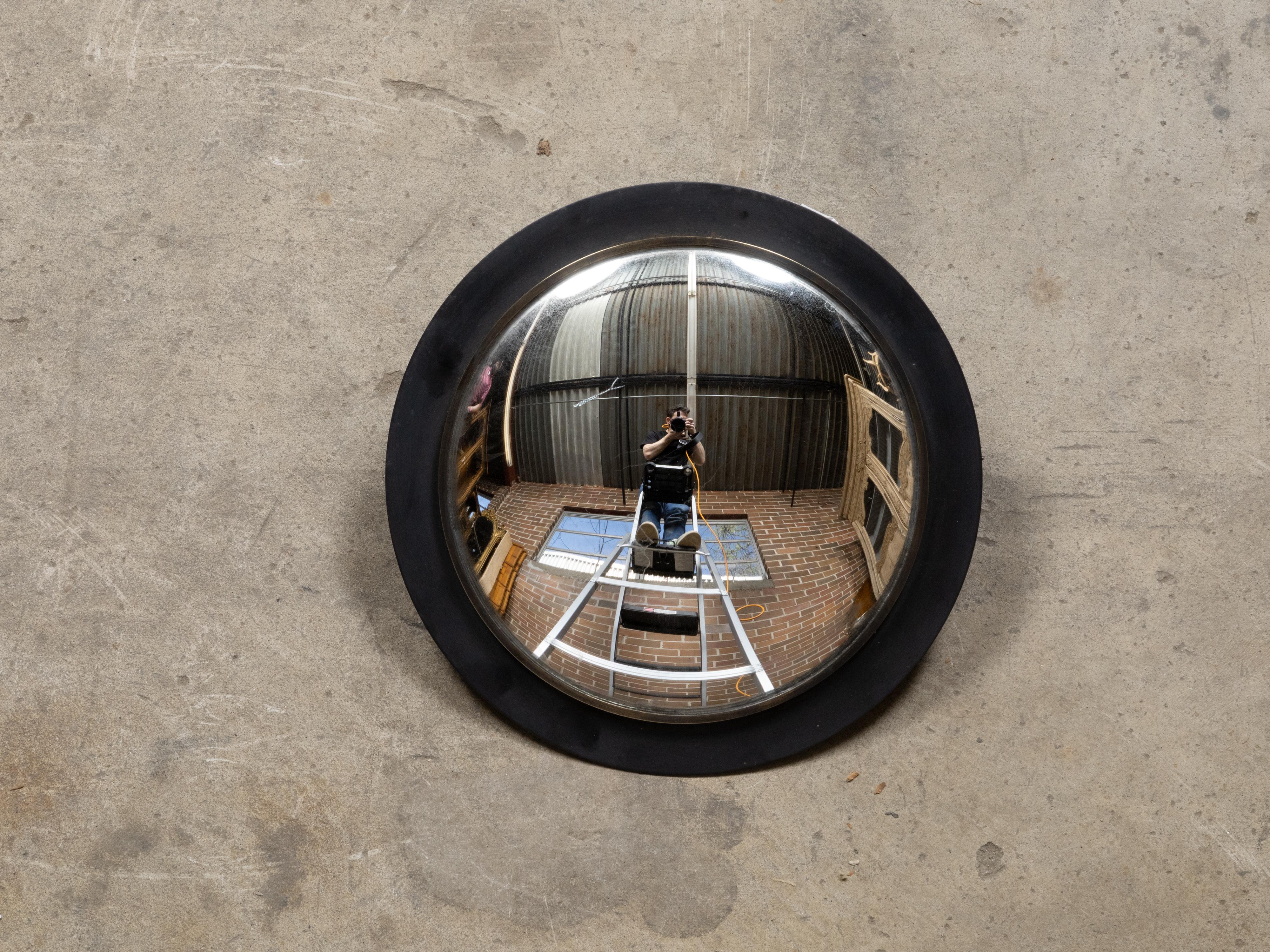 Américain Petit miroir convexe américain vintage avec cadre circulaire en métal noir en vente