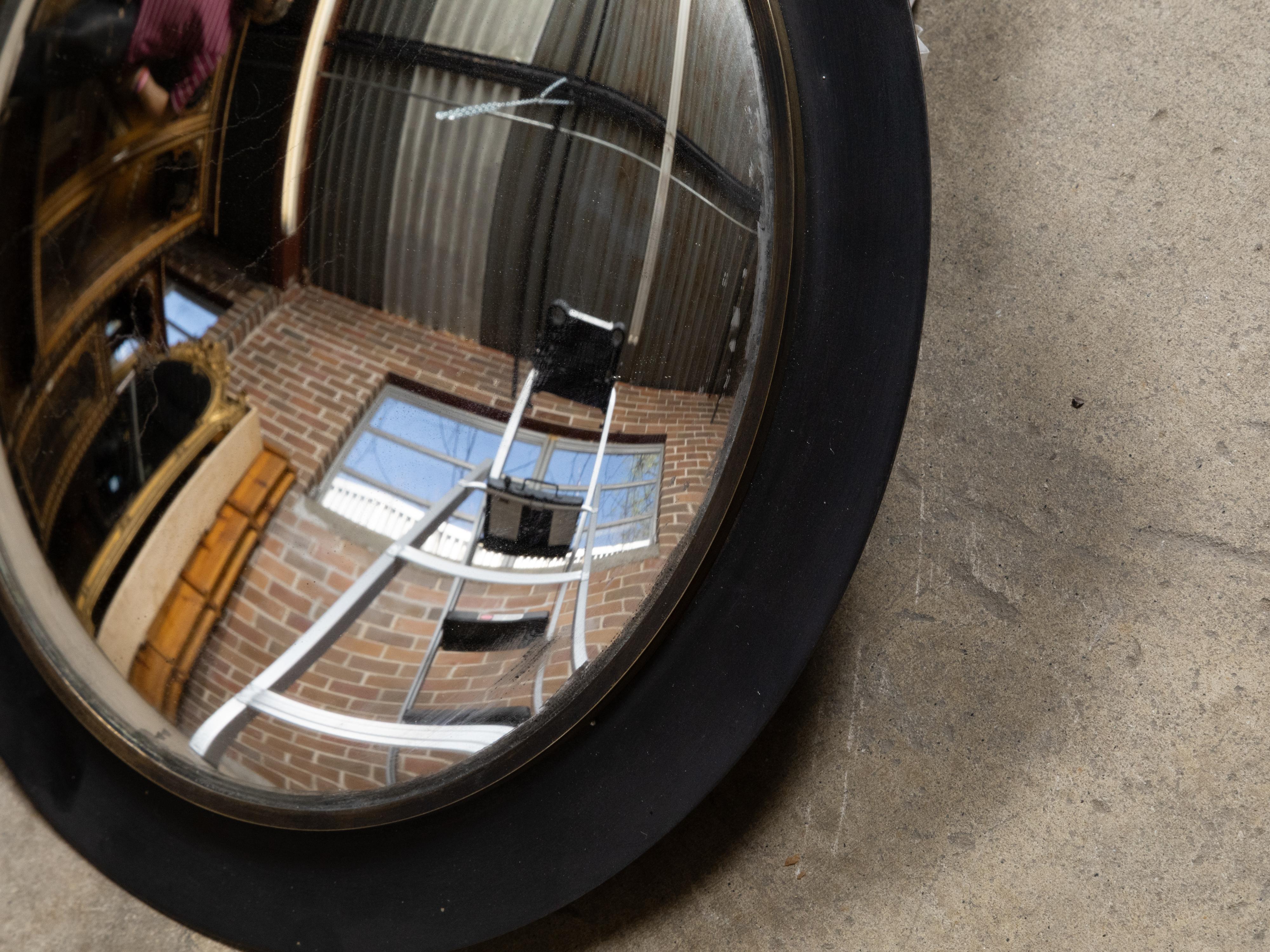 Petit miroir convexe américain vintage avec cadre circulaire en métal noir Bon état - En vente à Atlanta, GA
