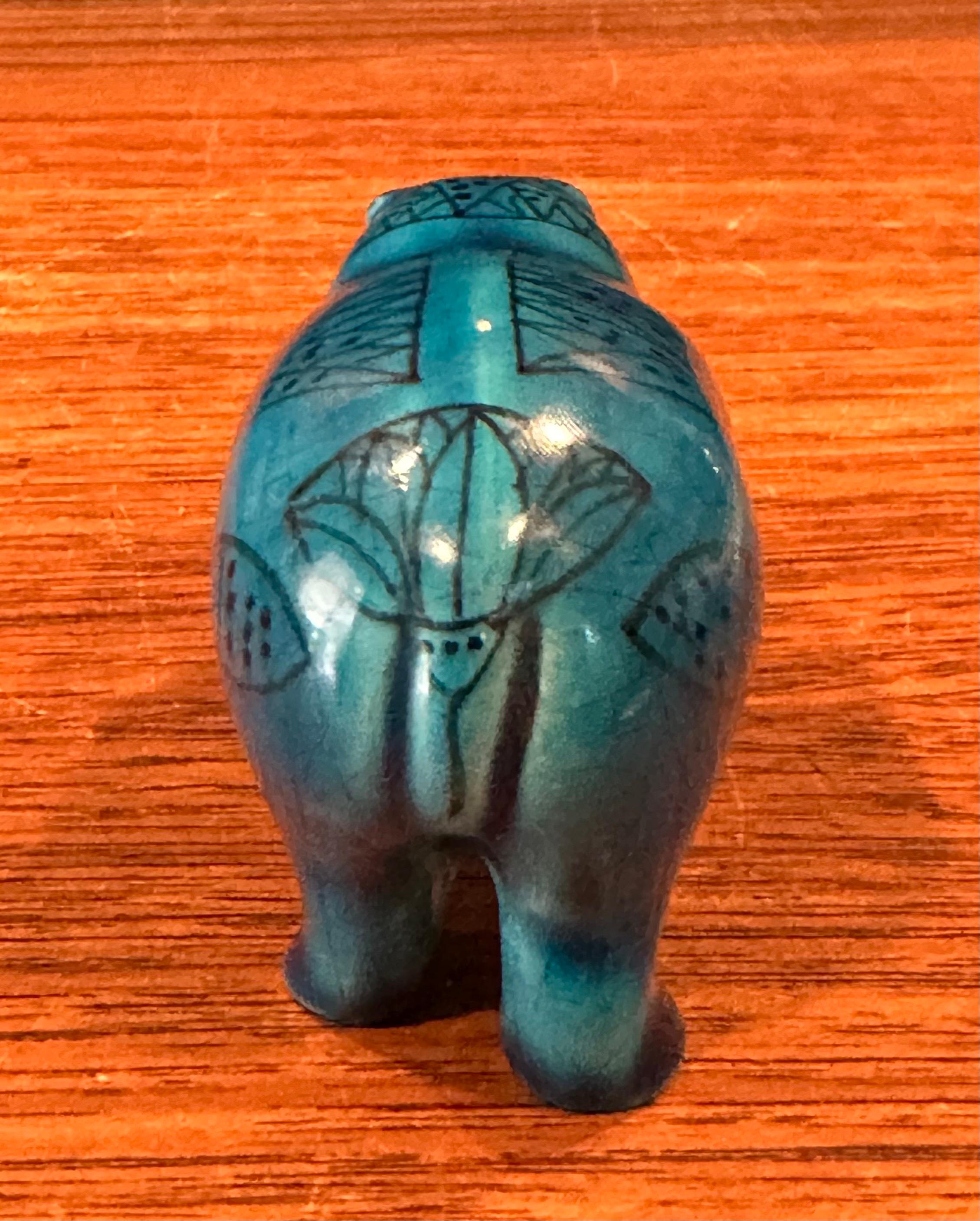 Scultura vintage di piccole dimensioni in ceramica blu 