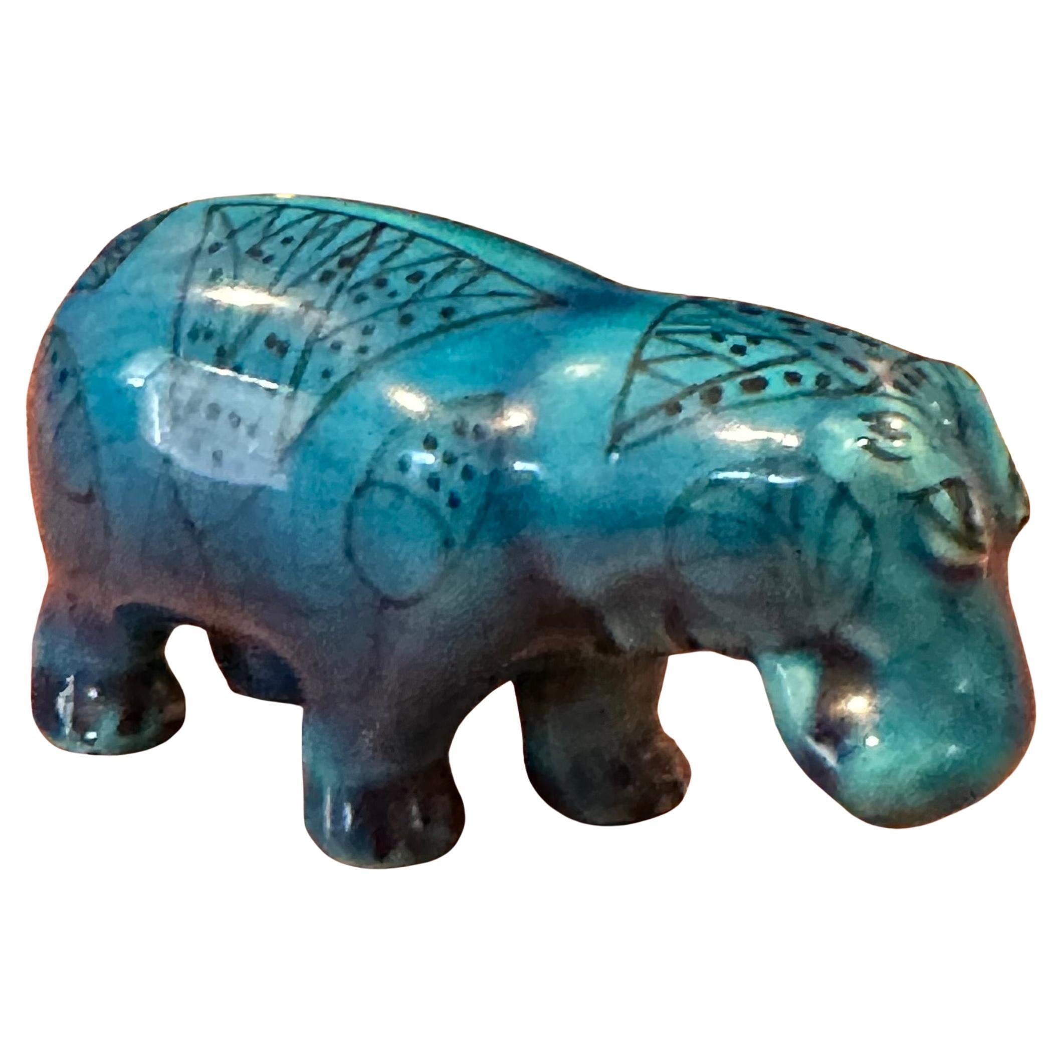 Scultura vintage di piccole dimensioni in ceramica blu "William Williams l'ippopotamo in vendita