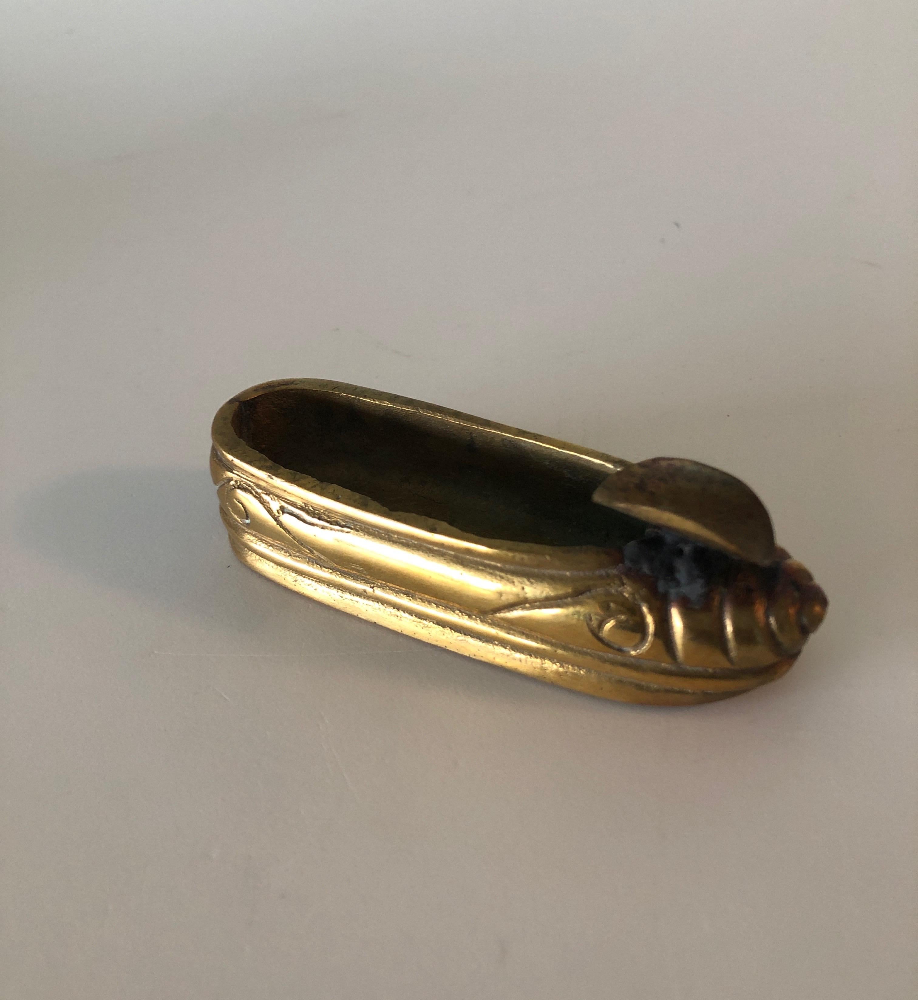 Vintage small brass Ballerina slipper ashtray.
Size: 3.5
