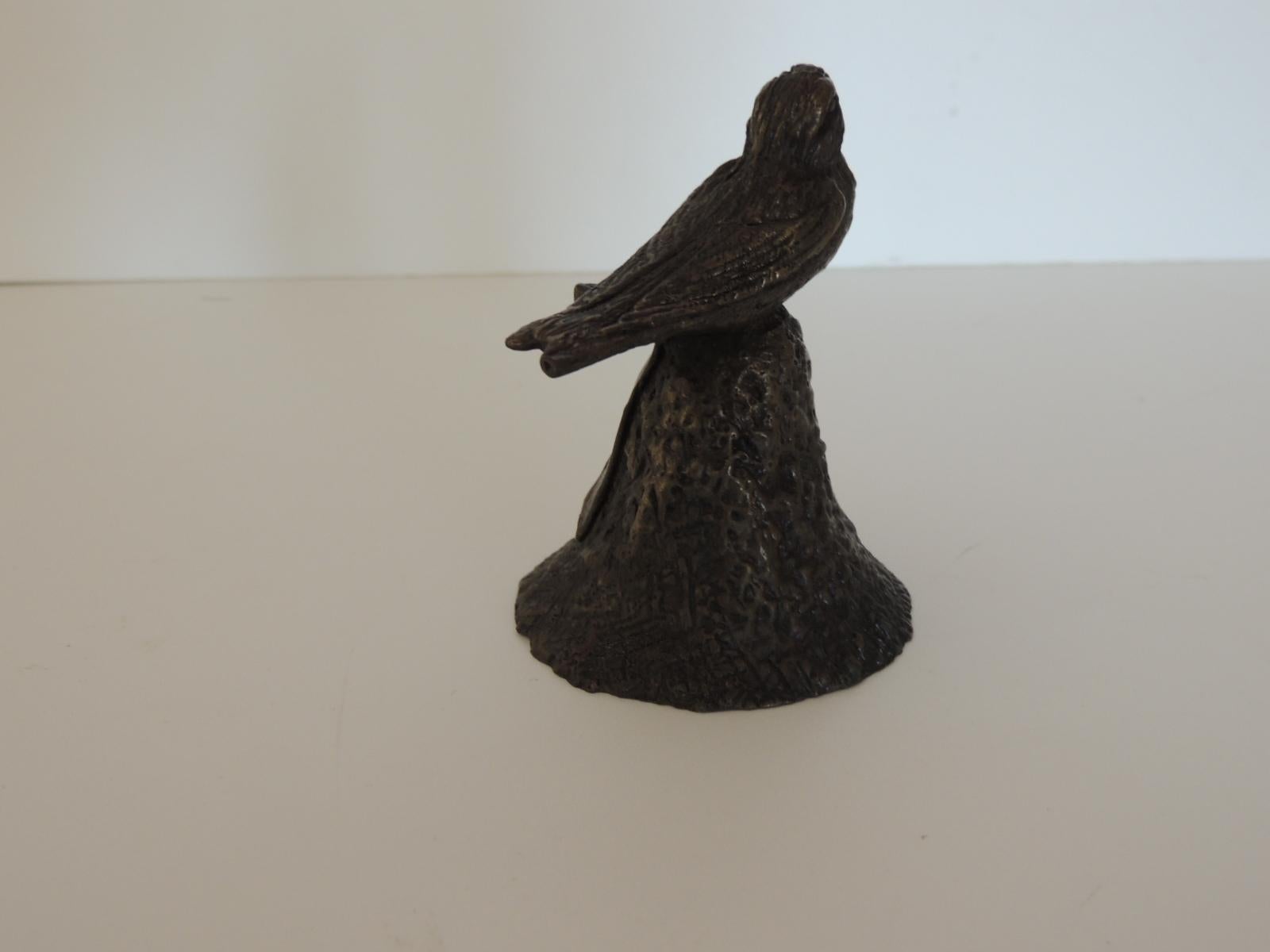 Américain Vieille petite cloche de table en laiton