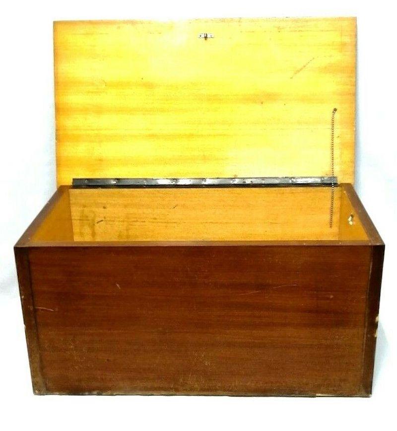 Small original chest of the 60s with the upper part decorated with a futurist design of the period

Measures 66 cm in length, 36 cm in width and 34 cm in height, in good storage conditions, as shown in photos, with only a few obvious signs of