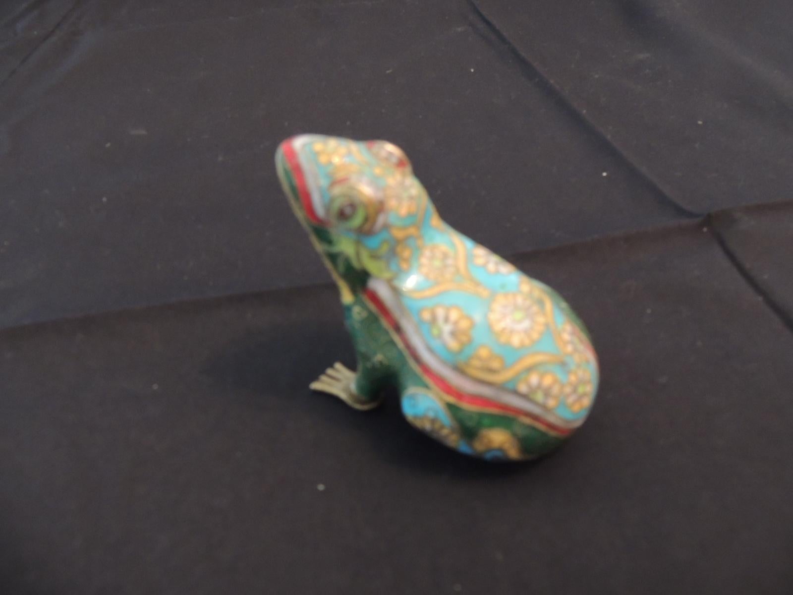 Vintage small cloisonne hand painted frog
Hand painted frog with flowers and leaves all-over and detailed brass feet.
In shades of yellow, orange, aqua, red, green, blue and pink.
Animalia: Vintage cloisonne petite frog.
Size: 3.5” D x 2” W x