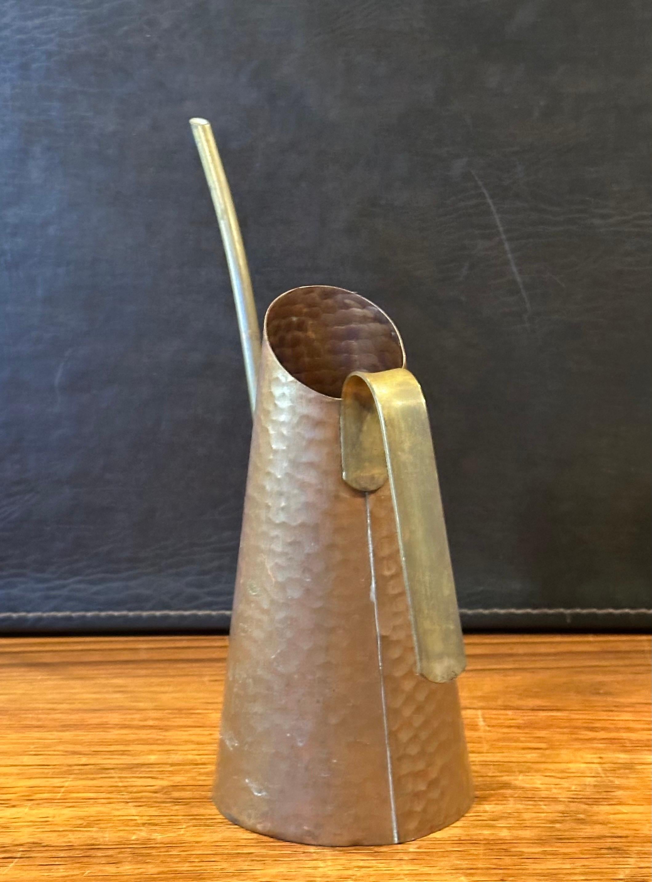20ième siècle Petite canne à eau vintage en cuivre en vente