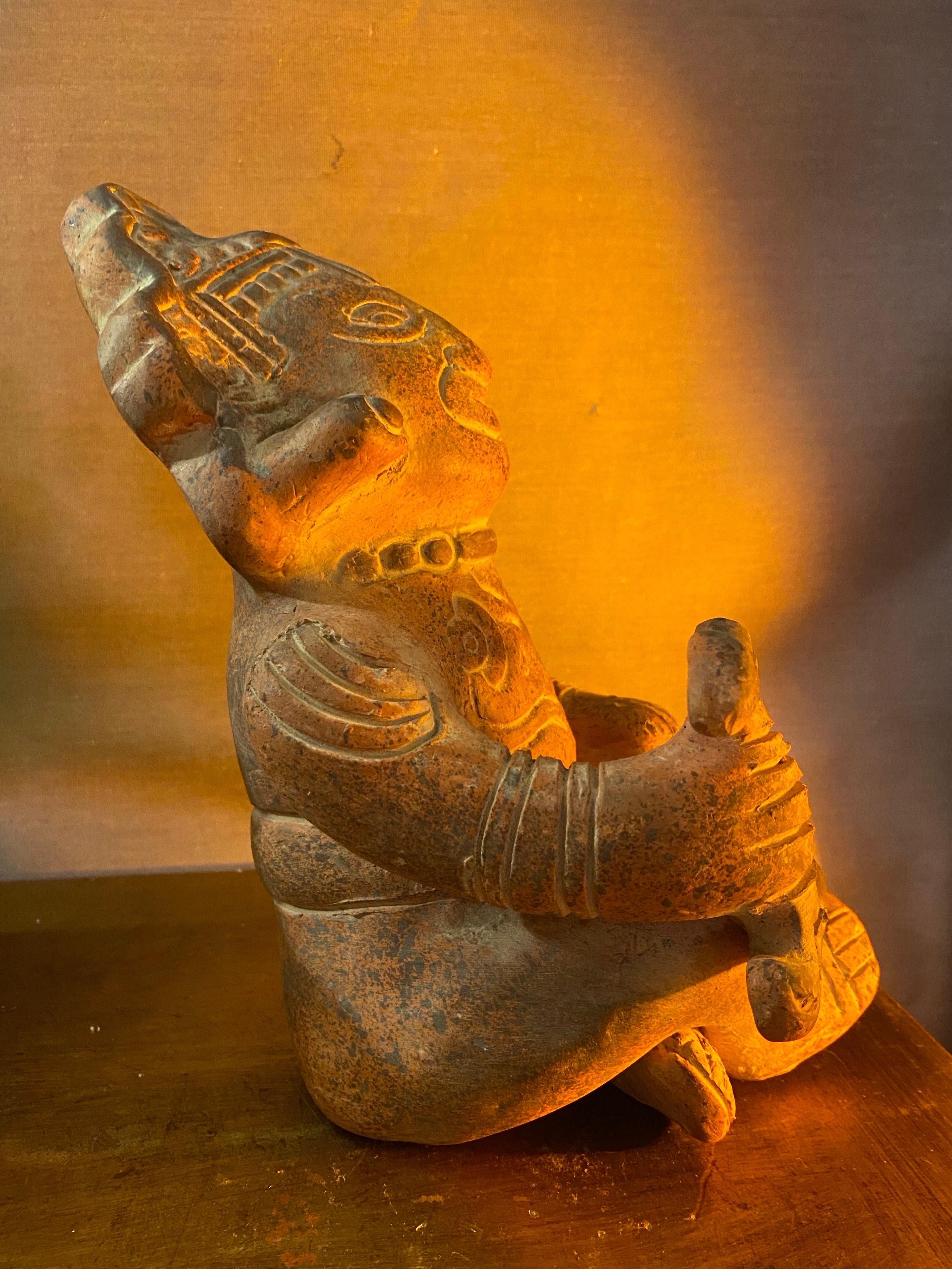 Kleine Terrakotta-Statue des Xochipilli oder Prince of Flowers mit gekreuzten Beinen (Präkolumbisch) im Angebot