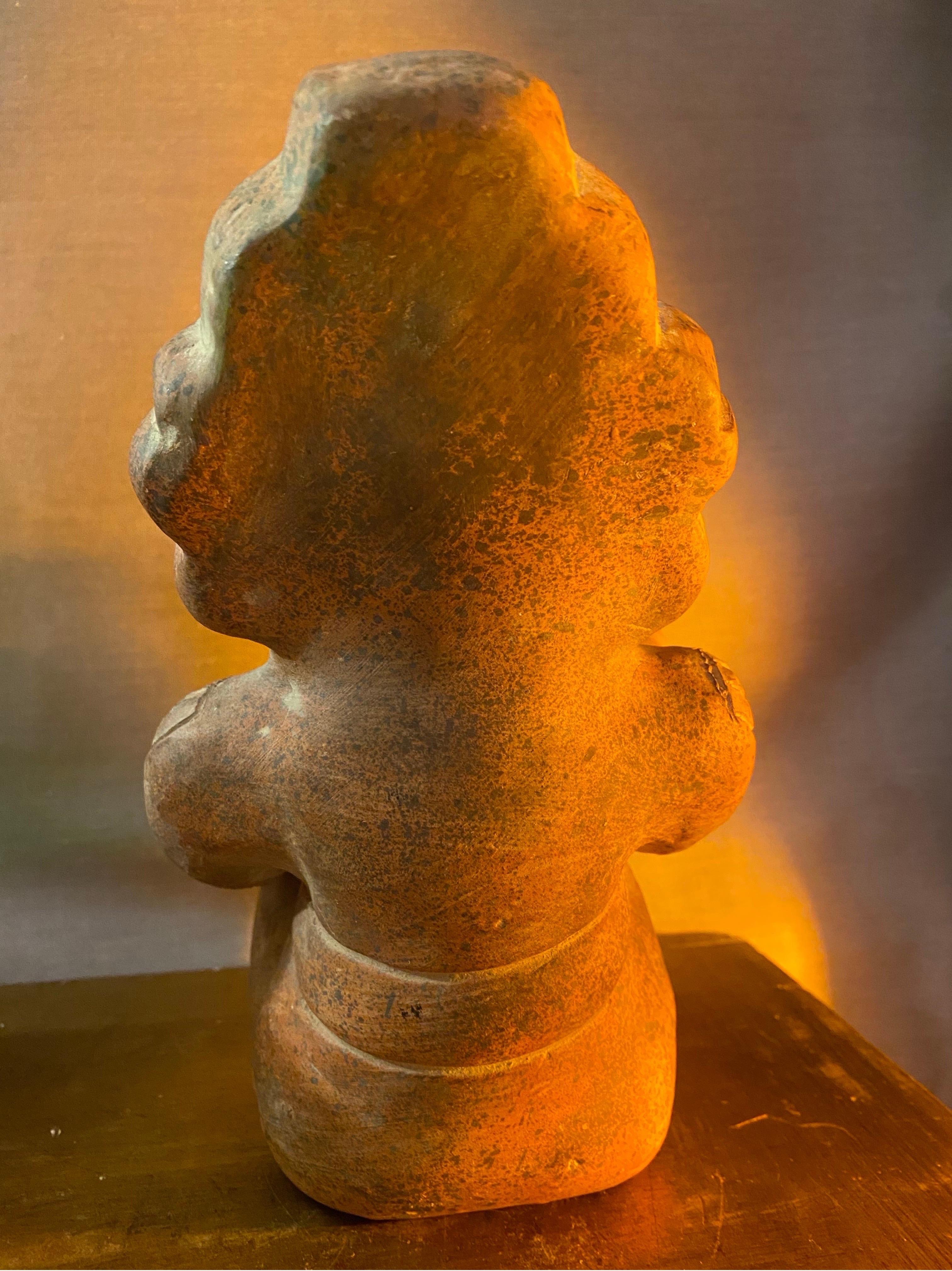 Kleine Terrakotta-Statue des Xochipilli oder Prince of Flowers mit gekreuzten Beinen (Zentralamerikanisch) im Angebot