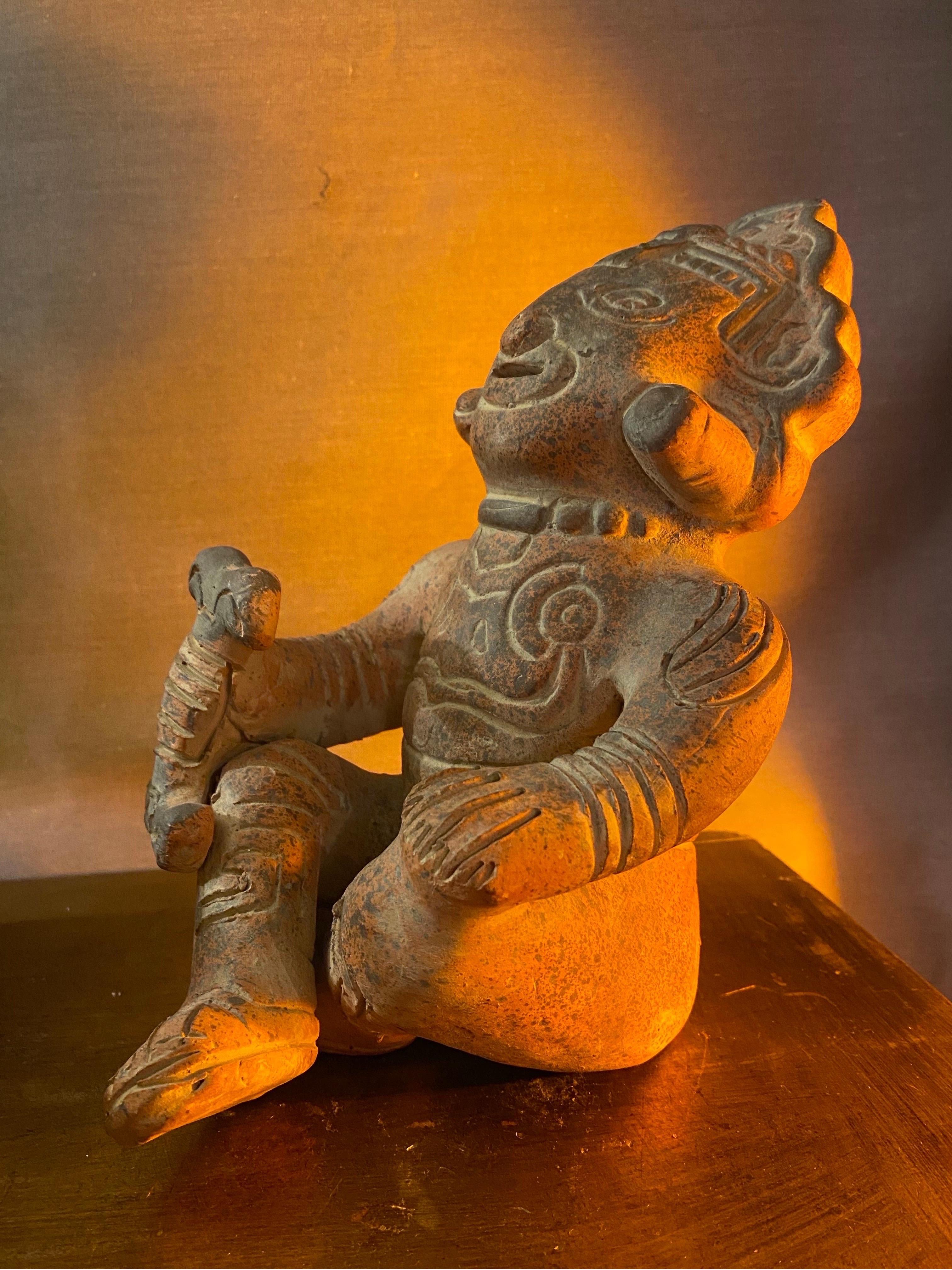 Kleine Terrakotta-Statue des Xochipilli oder Prince of Flowers mit gekreuzten Beinen (Handgefertigt) im Angebot