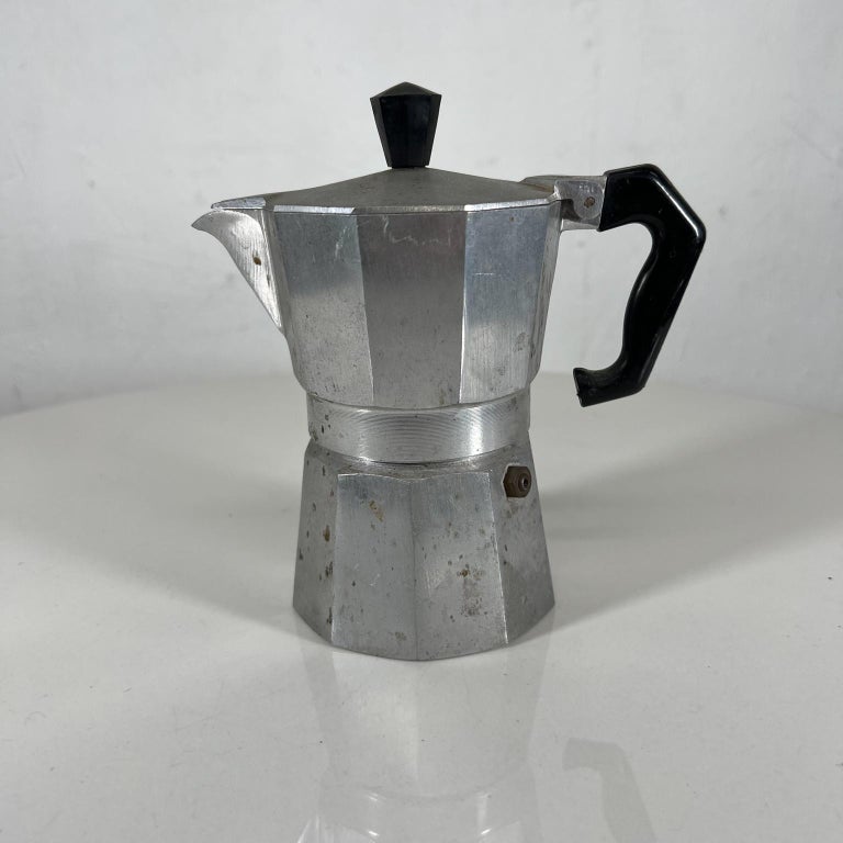 https://a.1stdibscdn.com/vintage-small-espresso-primula-express-coffee-maker-moka-pot-venezuela-for-sale-picture-3/f_9715/f_322425721673807193034/SmallerExpressoPotOld01_23_2_master.jpg?width=768